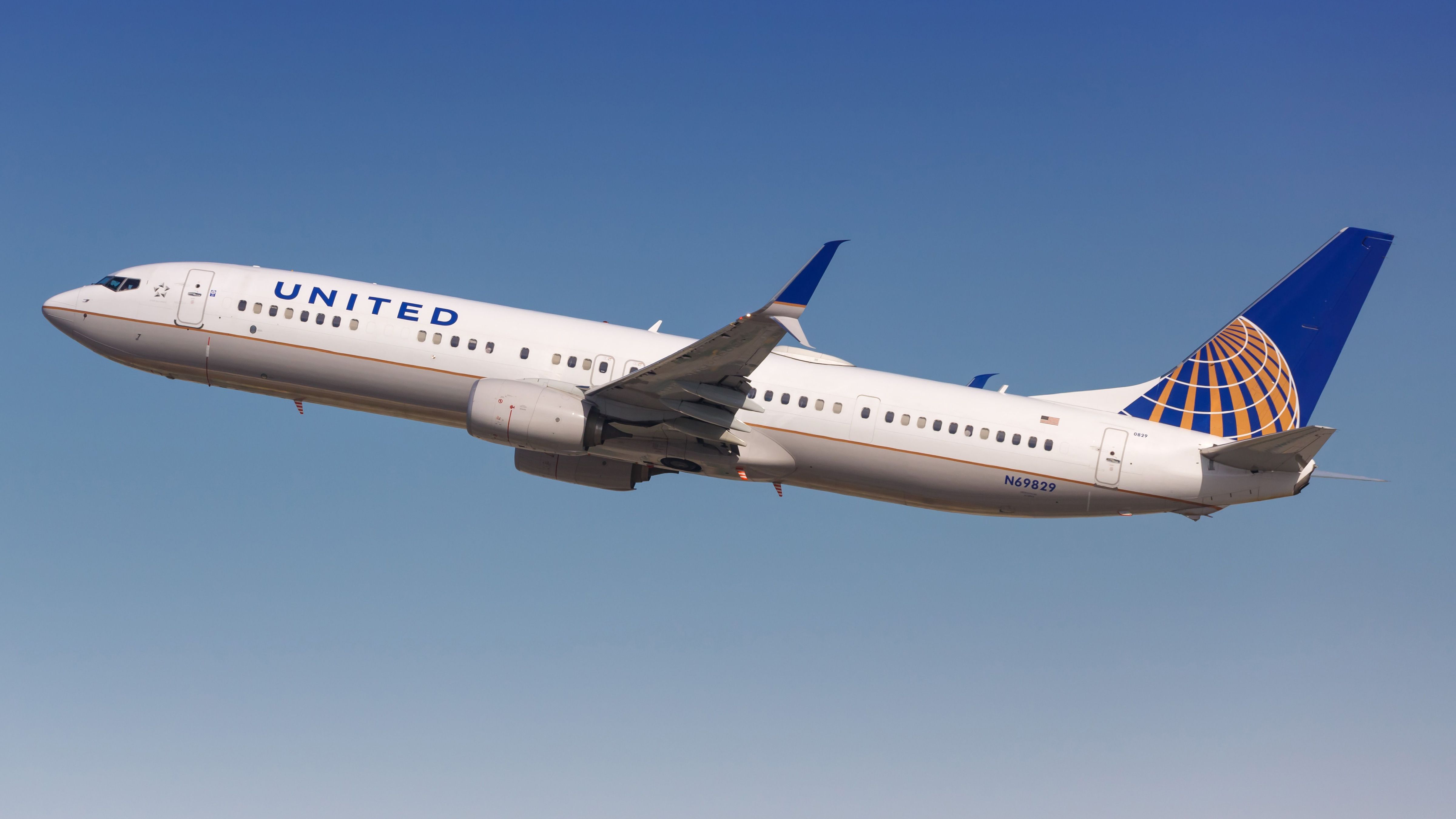 United 737-900 taking off