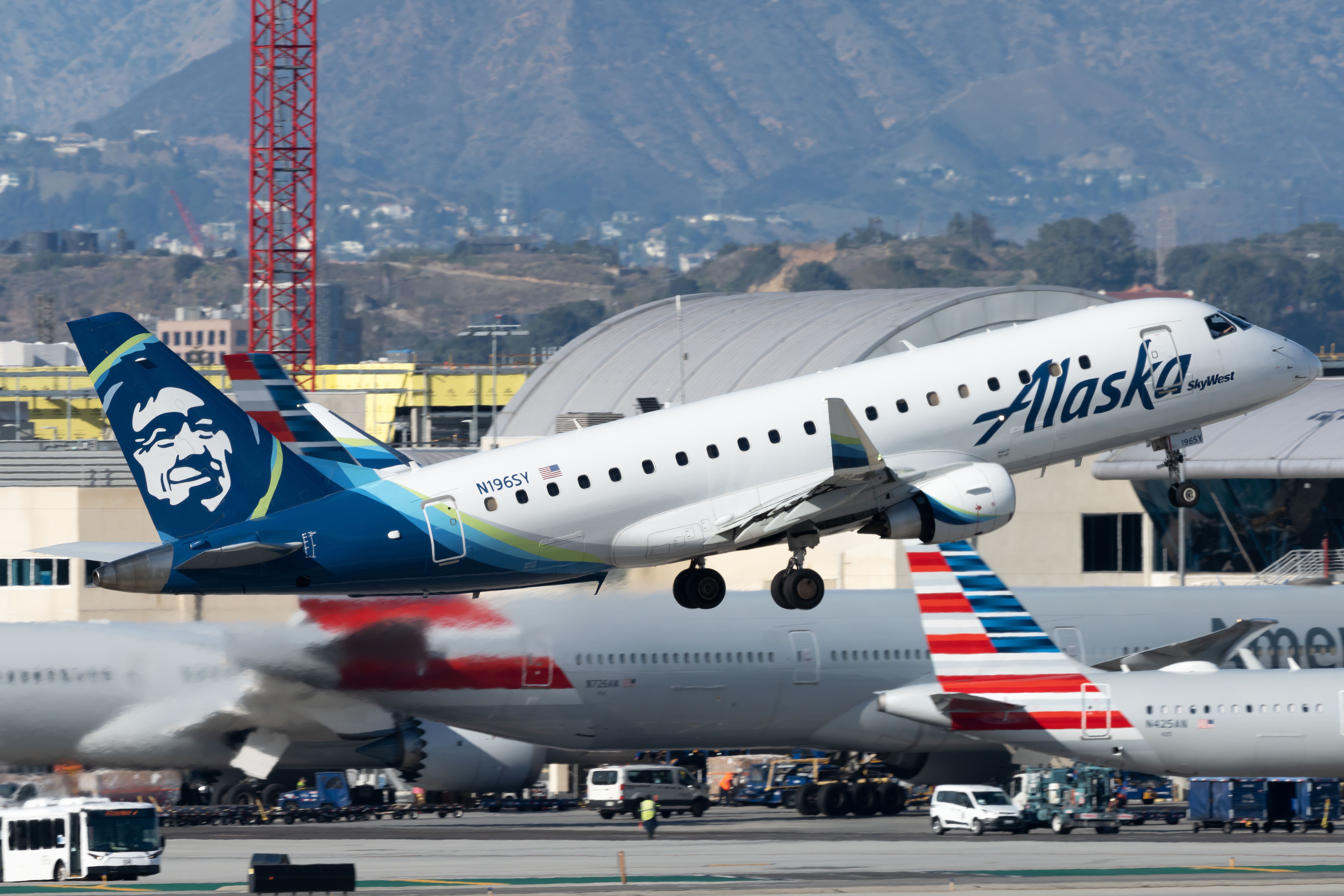 Alaska Skywest Embraer E175