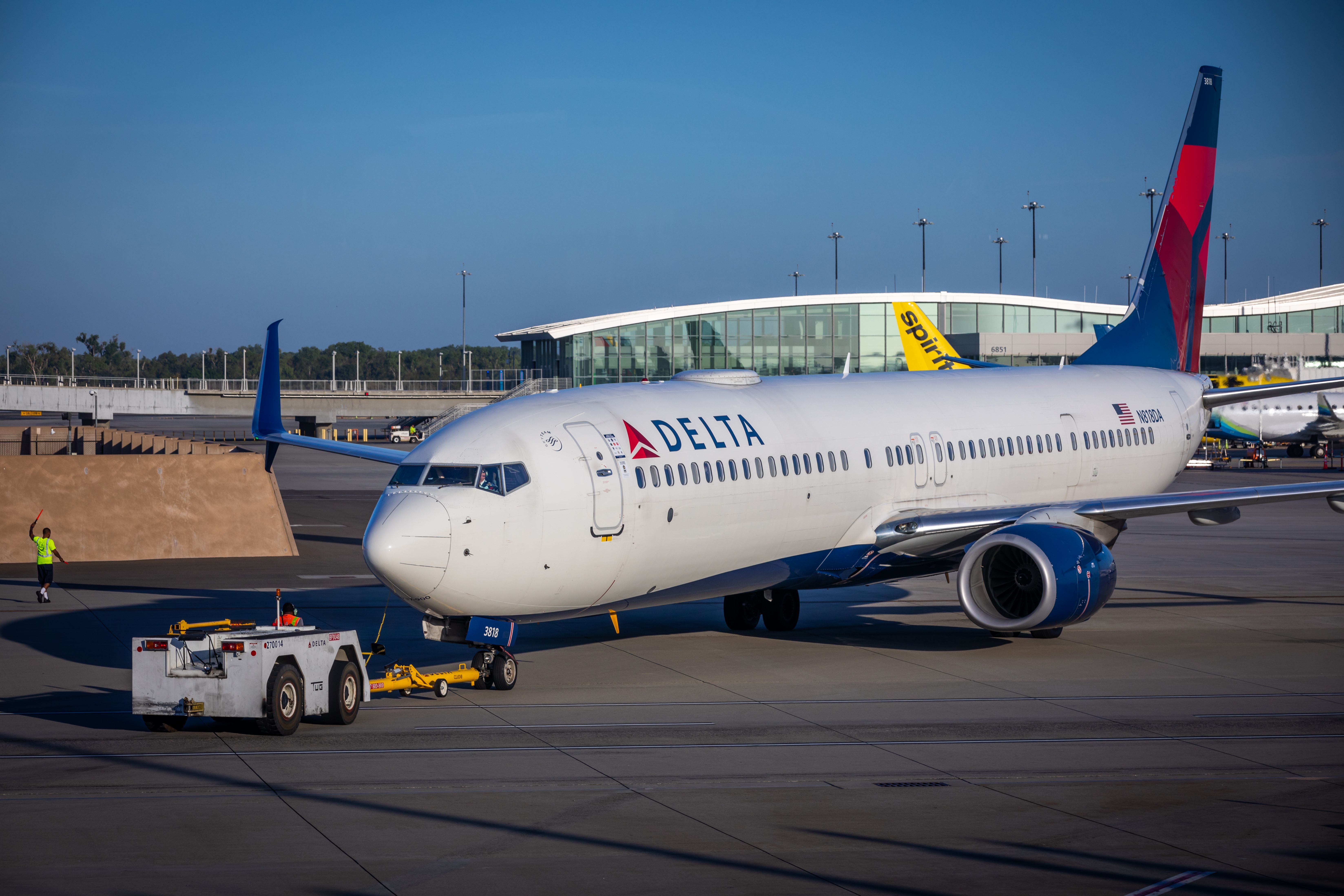 Delta Air Lines Boeing 737 at Sacramento Airport