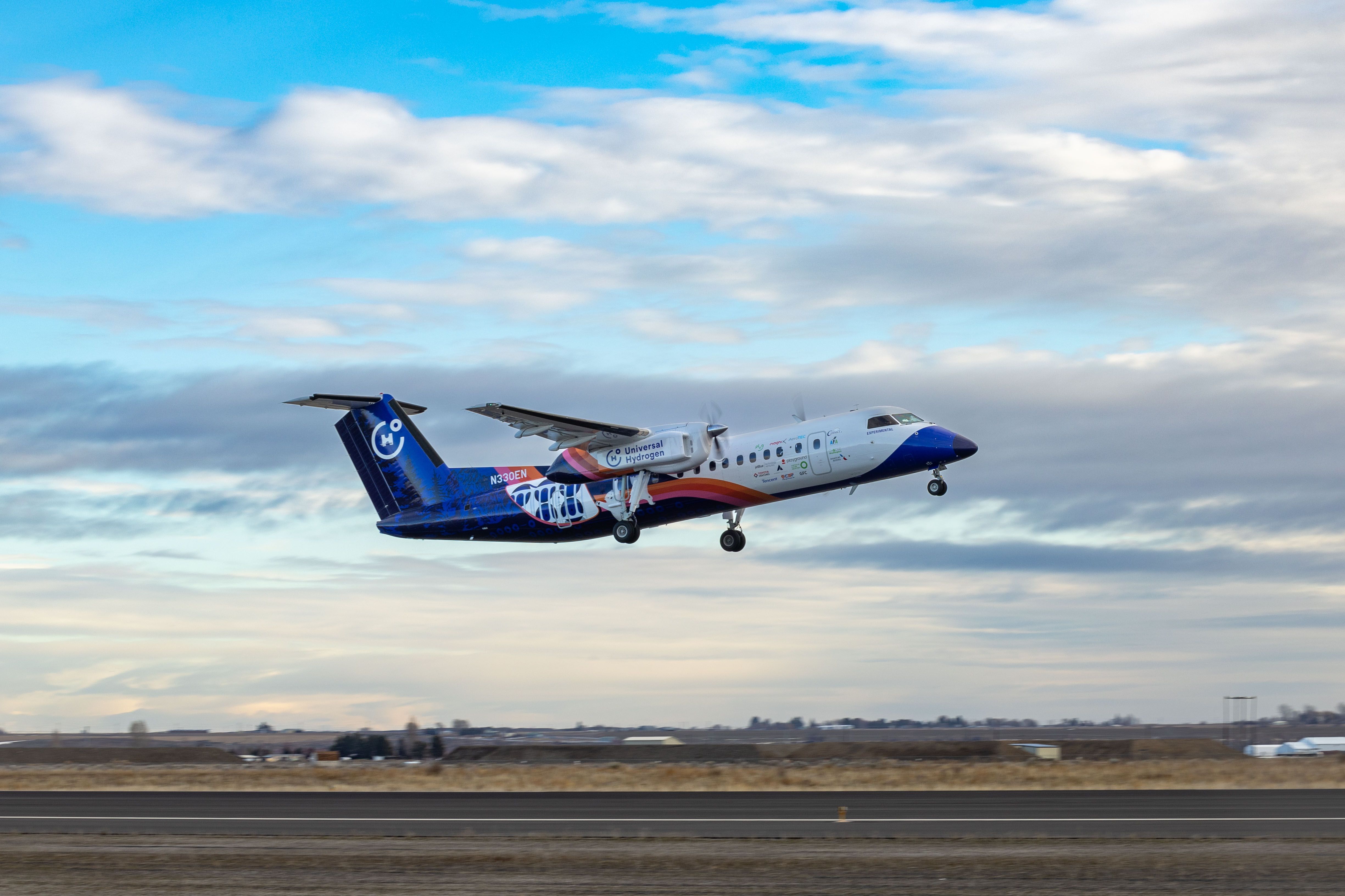 Universal Hydrogen Dash 8