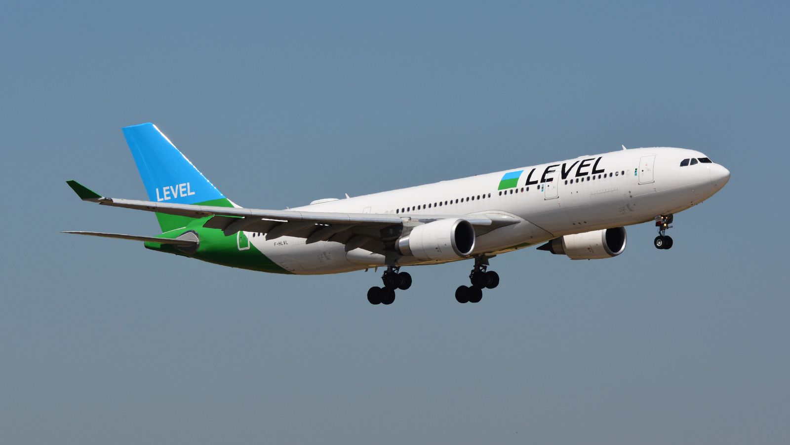 Airbus_A330-200_F-HLVL_Level