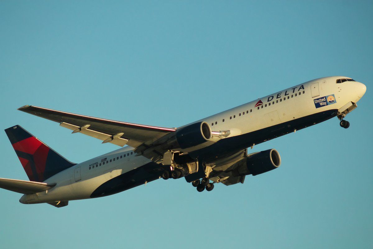 Delta N139DL: Boeing 767-300 "United Way" Taking off from Atlanta's Hartsfield-Jackson International Airport in July of 2015.
