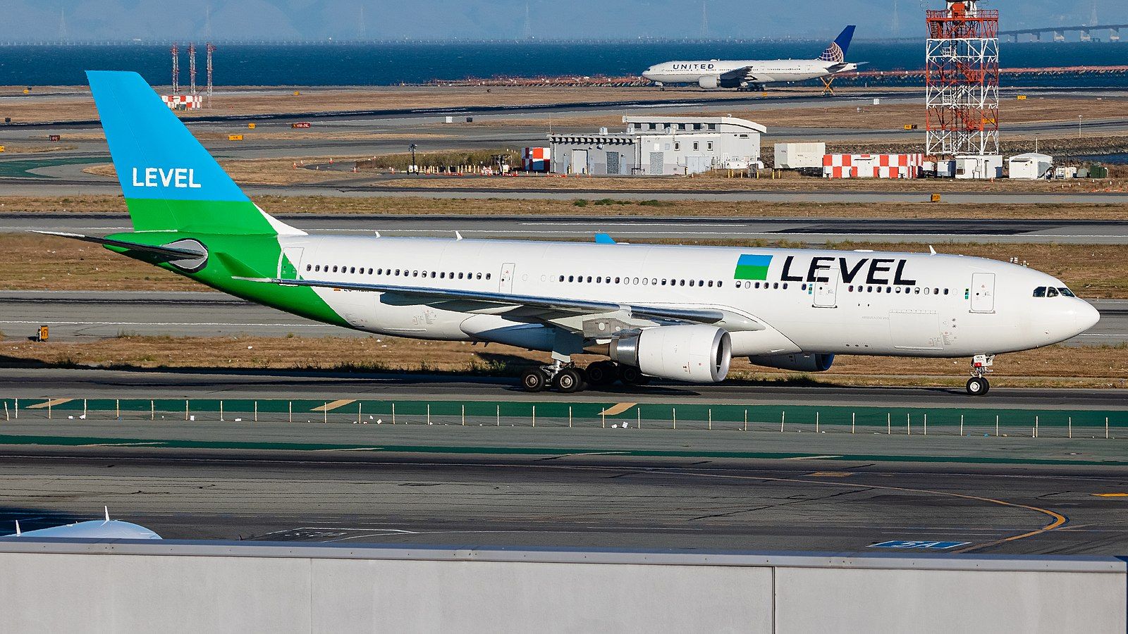 1600px-Level_Airlines_A330_SFO