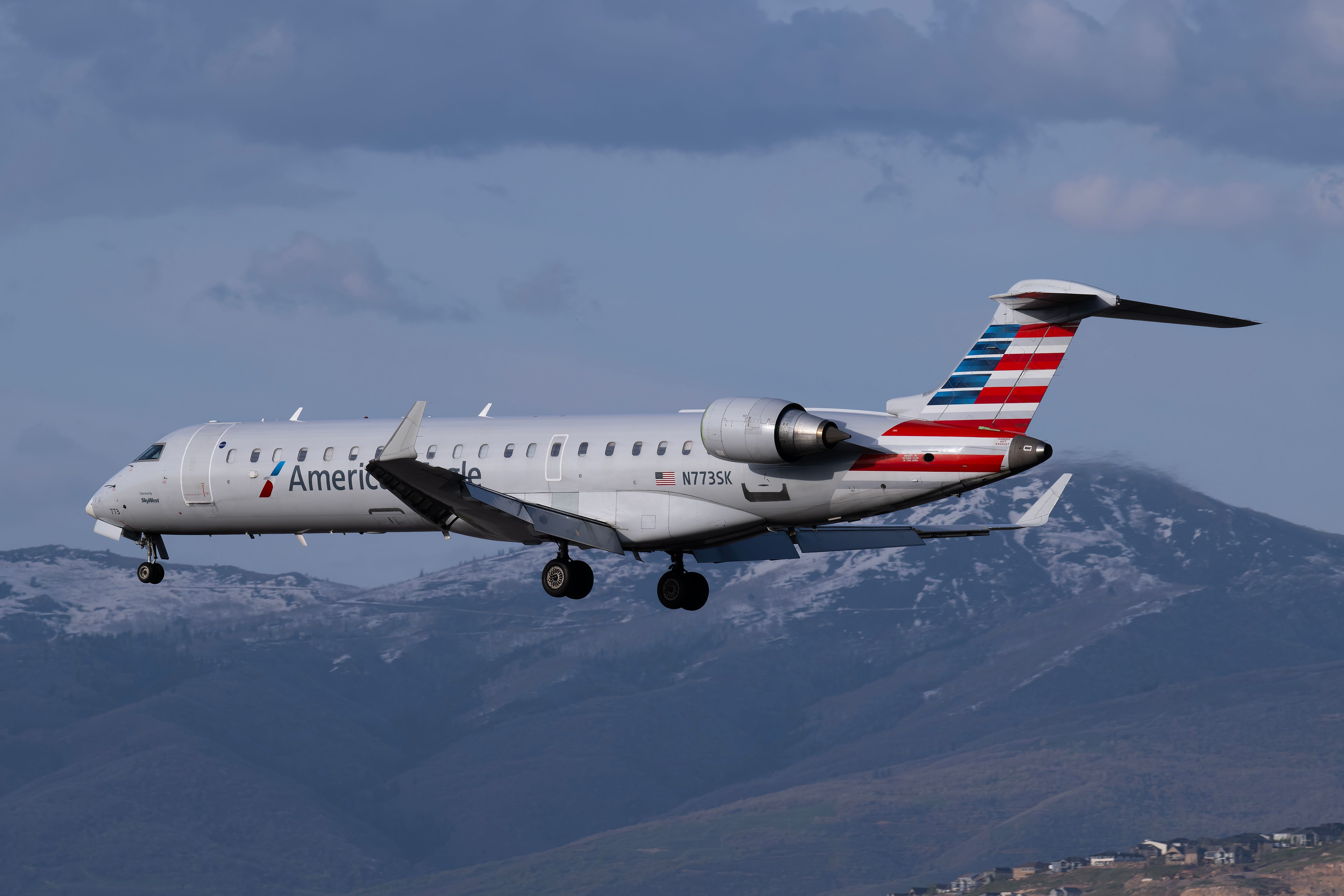 An American Airlines Bombardier CRJ700 landing