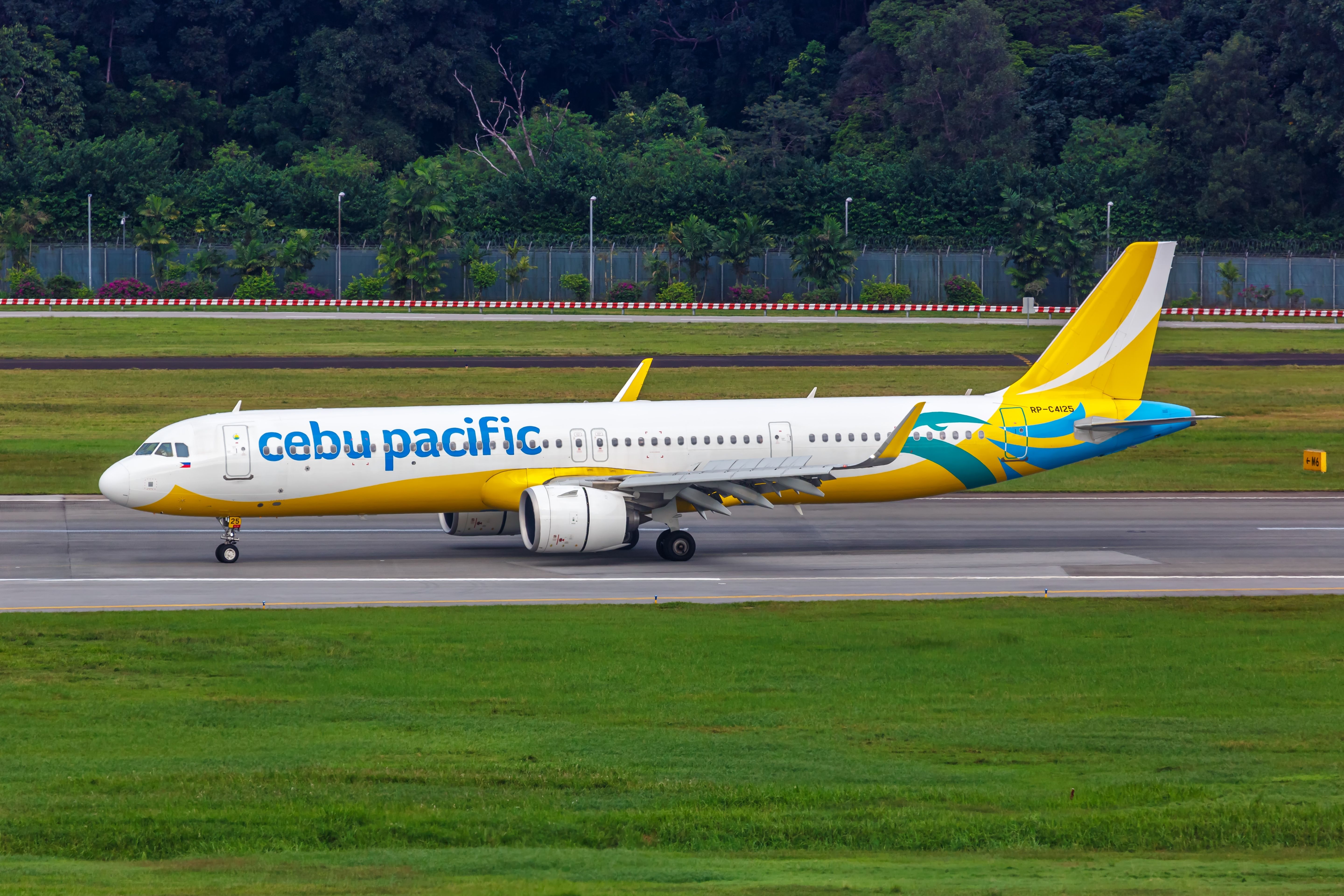 Cebu Pacific Airbus A321neo taxiing at SIN shutterstock_2418144693