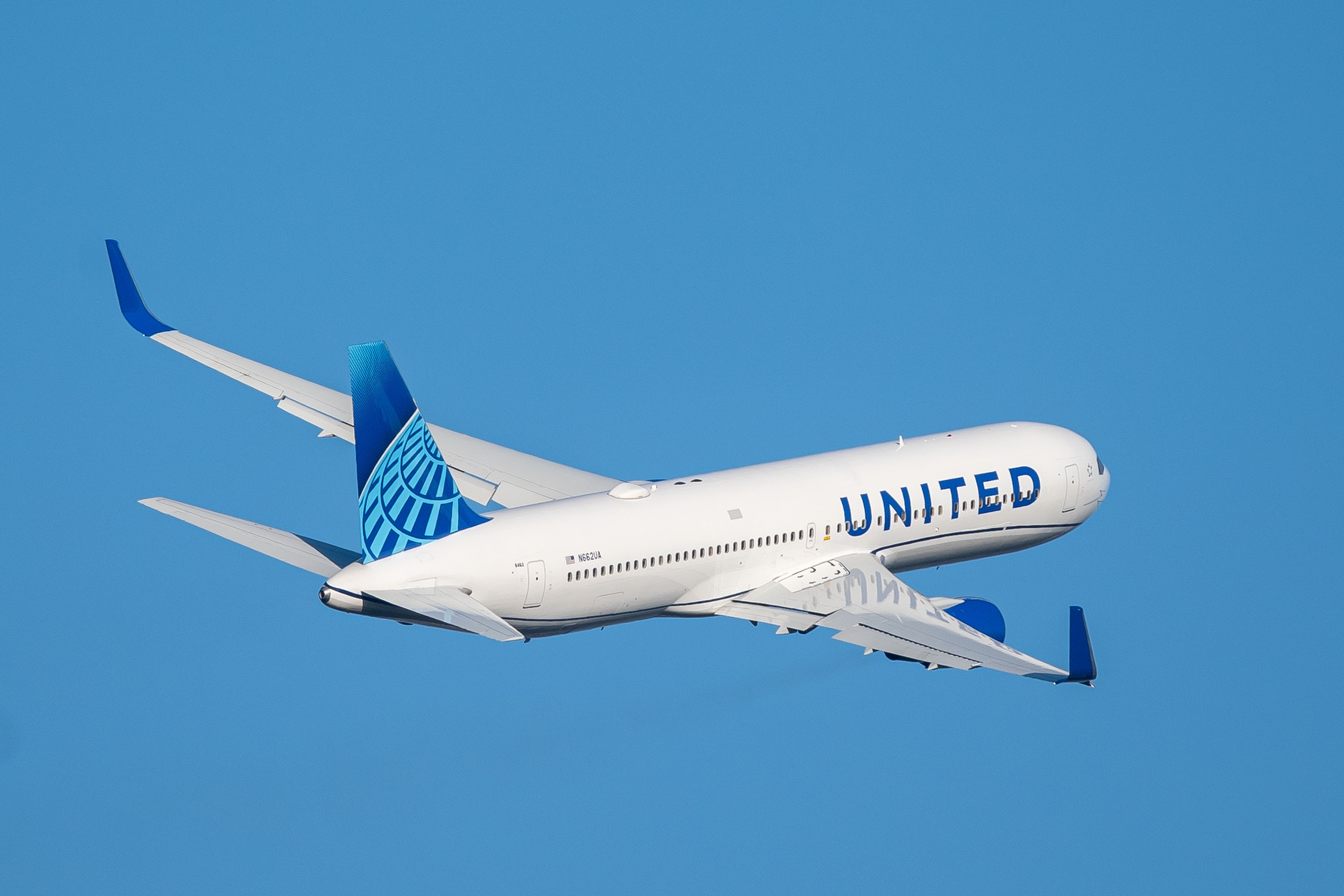 United Airlines Boeing 767 departing LHR 