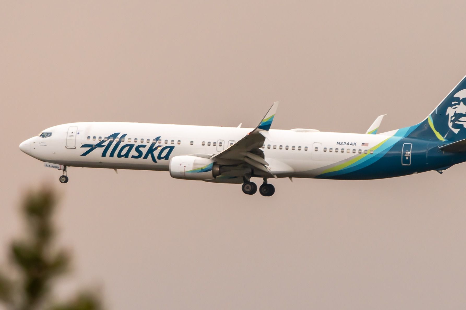 Alaska Airlines Boeing 737-900ER (N224AK) on final approach at Seattle-Tacoma International Airport.