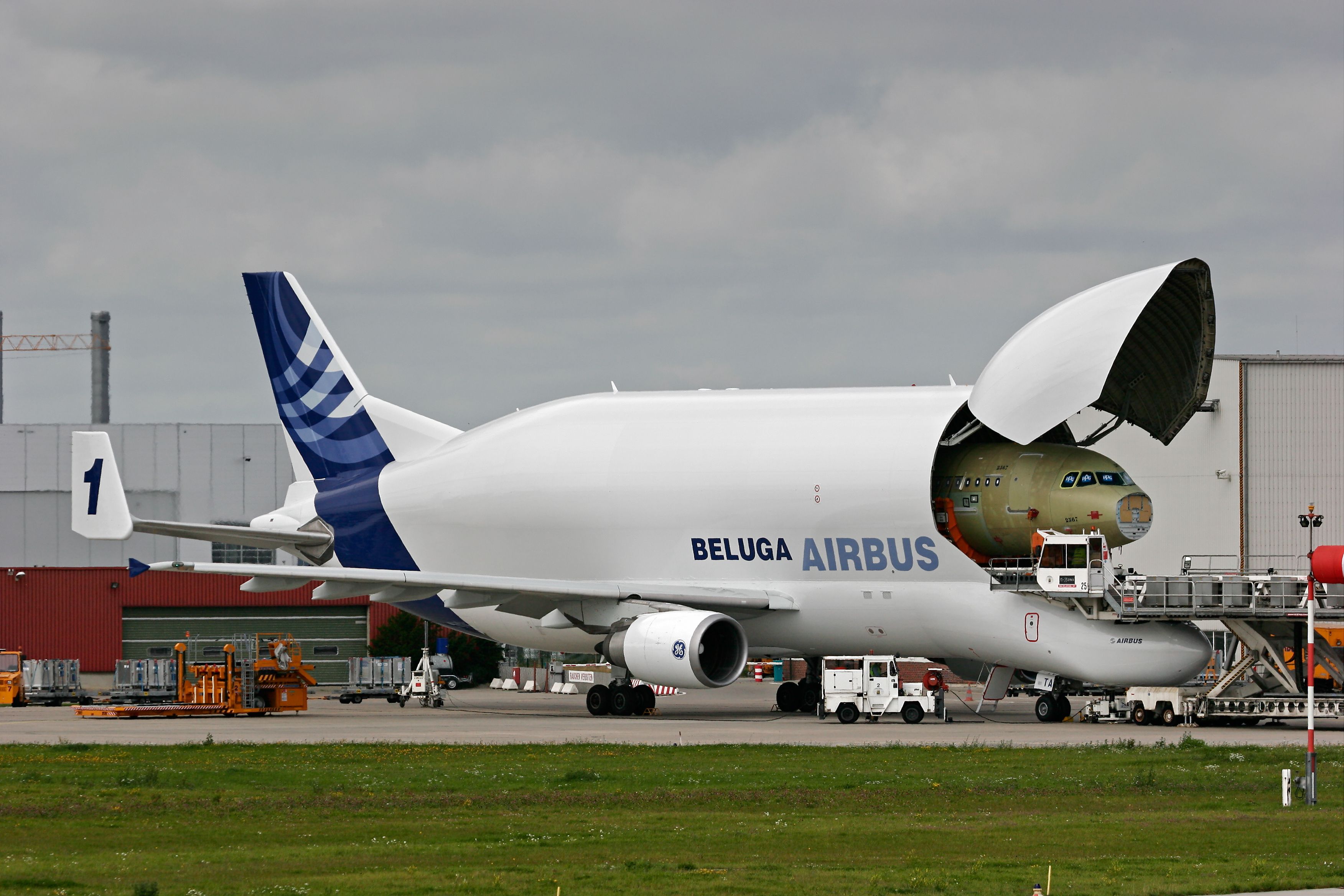 Airbus unloading an A320 fuselage from the Airbus Beluga shutterstock_571504087