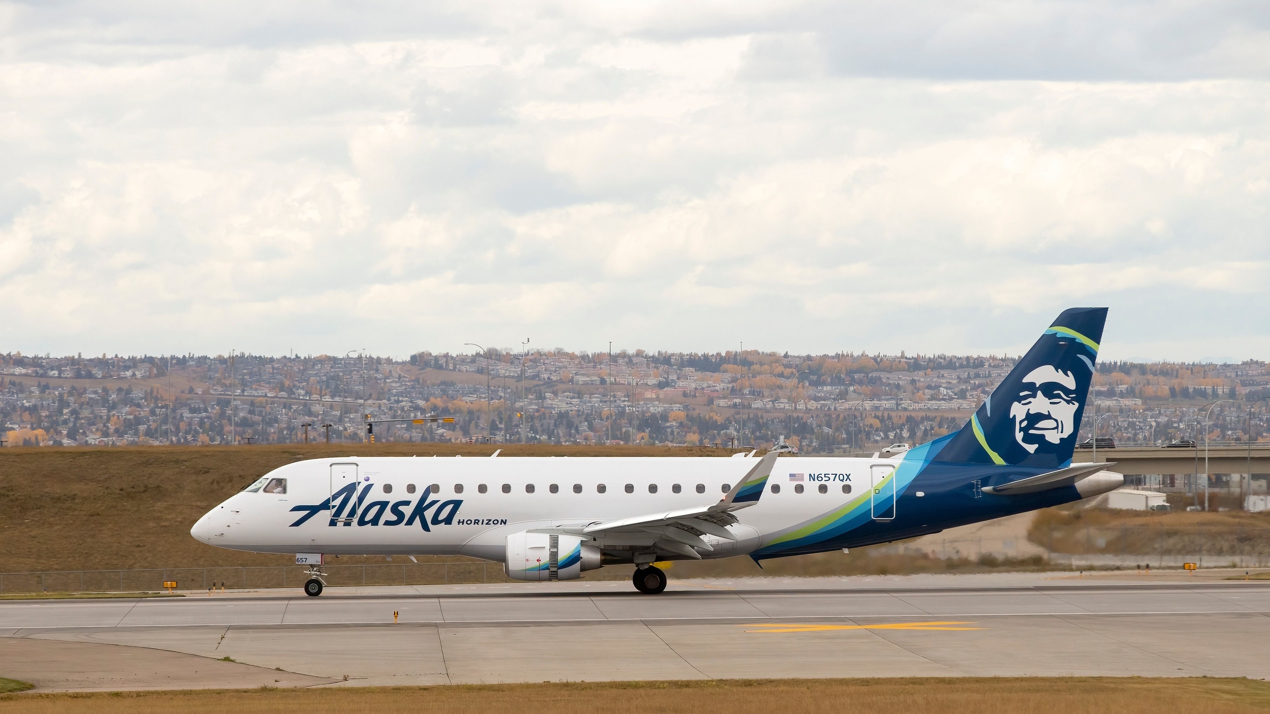 A Horizon Air Alaska Airlines Embraer E175