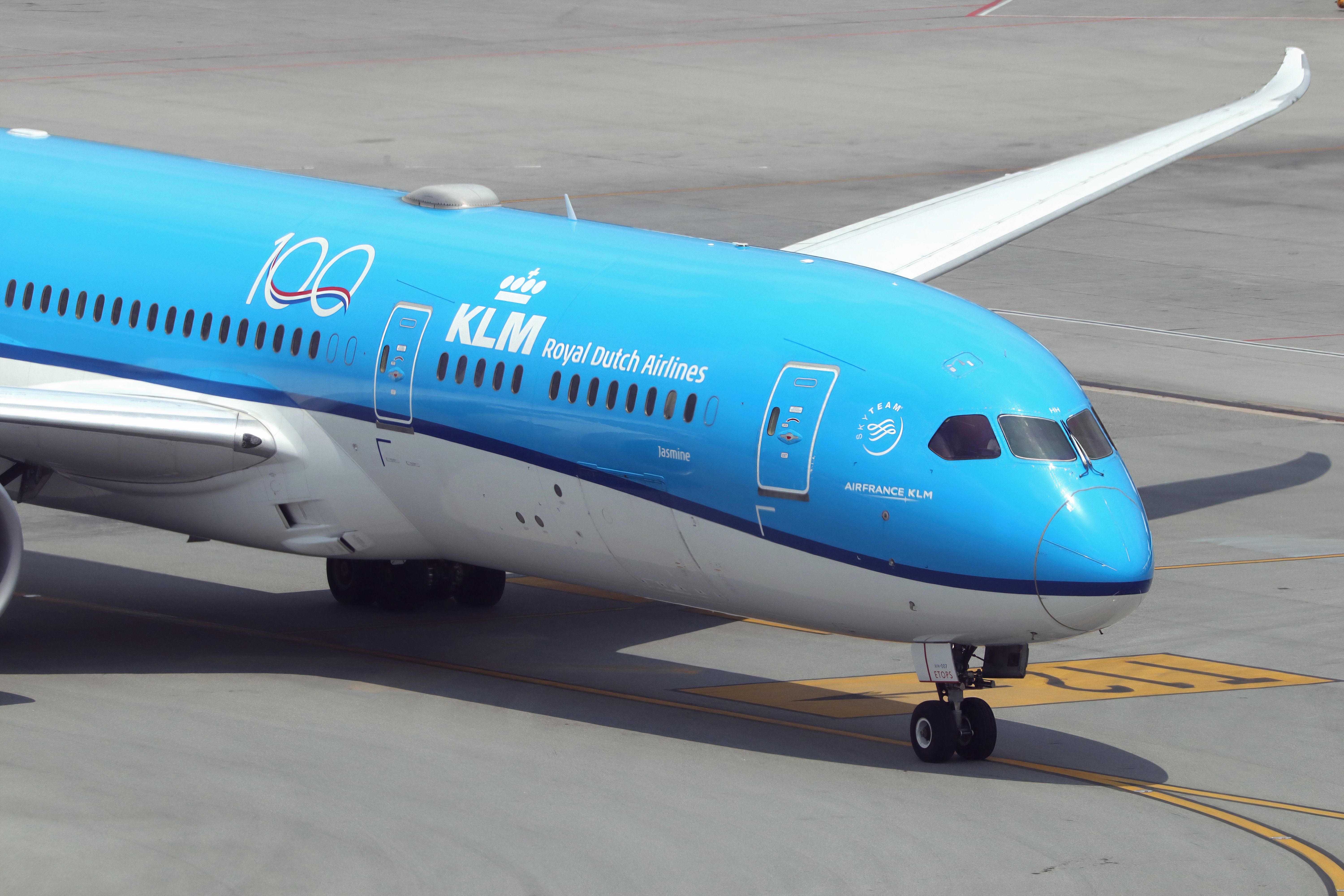 KLM 787-9 taxiing shutterstock_1778694008