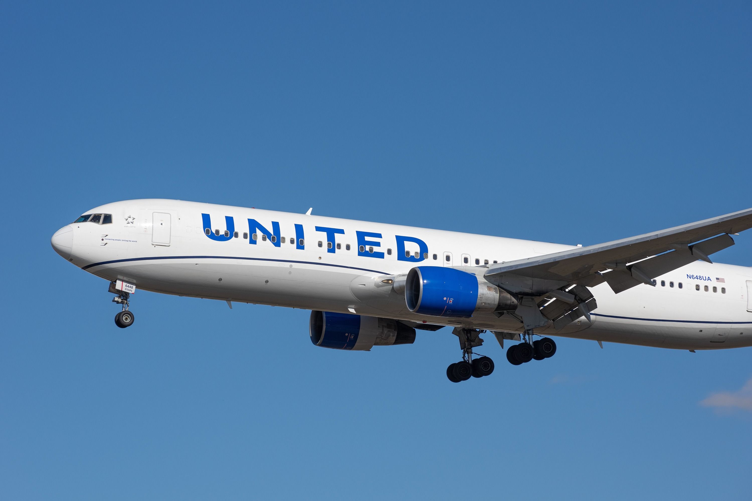 United Airlines Boeing 767-300ER landing