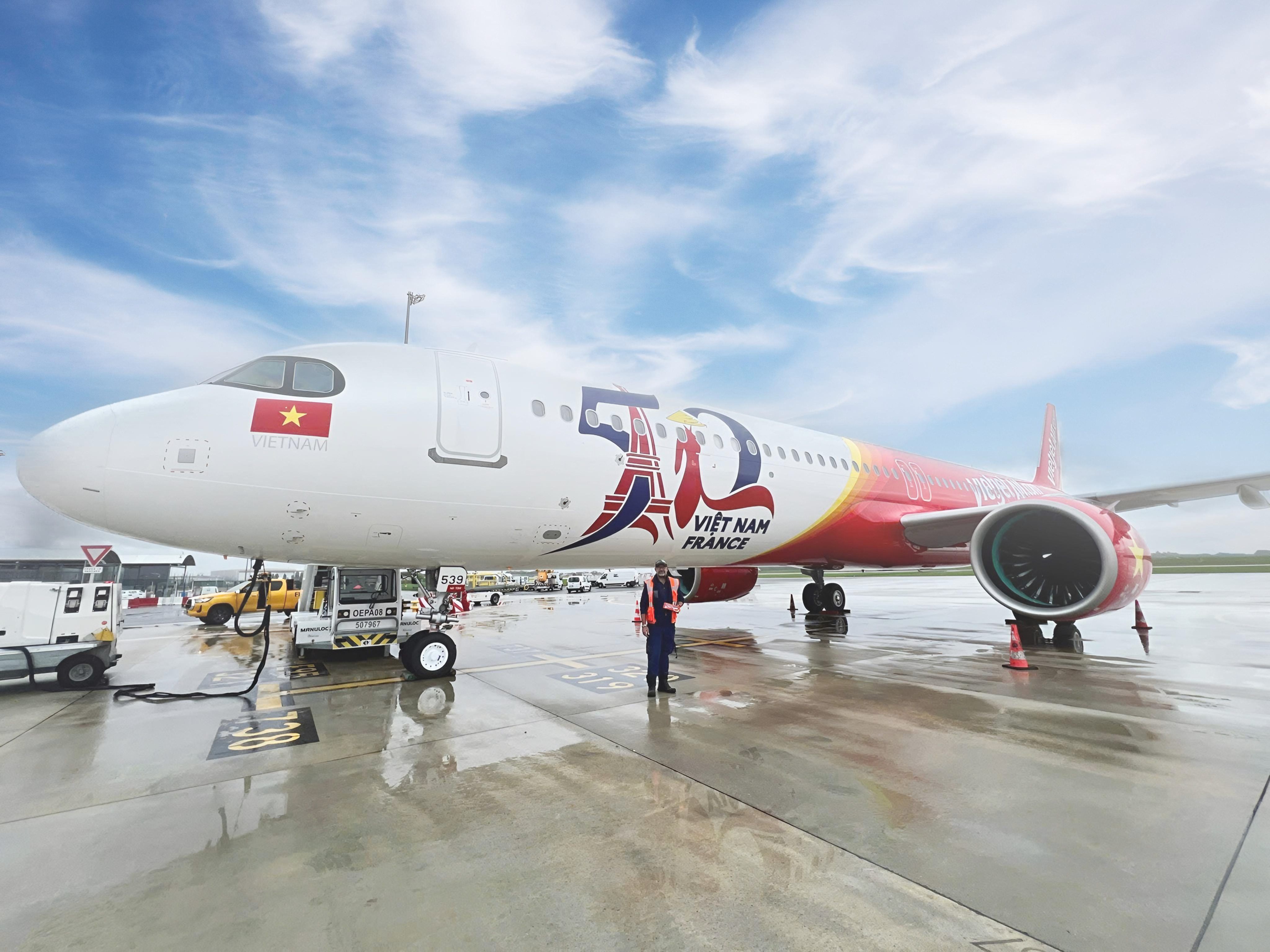 Vietjet Airbus A321neo with a special sticker for French-Vietnamese relations