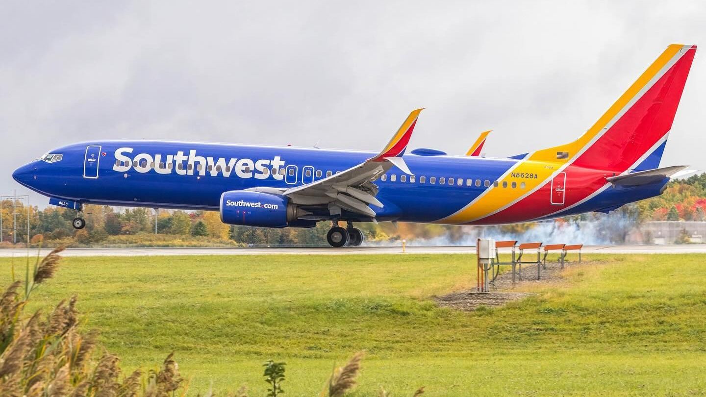 Southwest Airlines Boeing 737-8H4 (N8628A) landing.