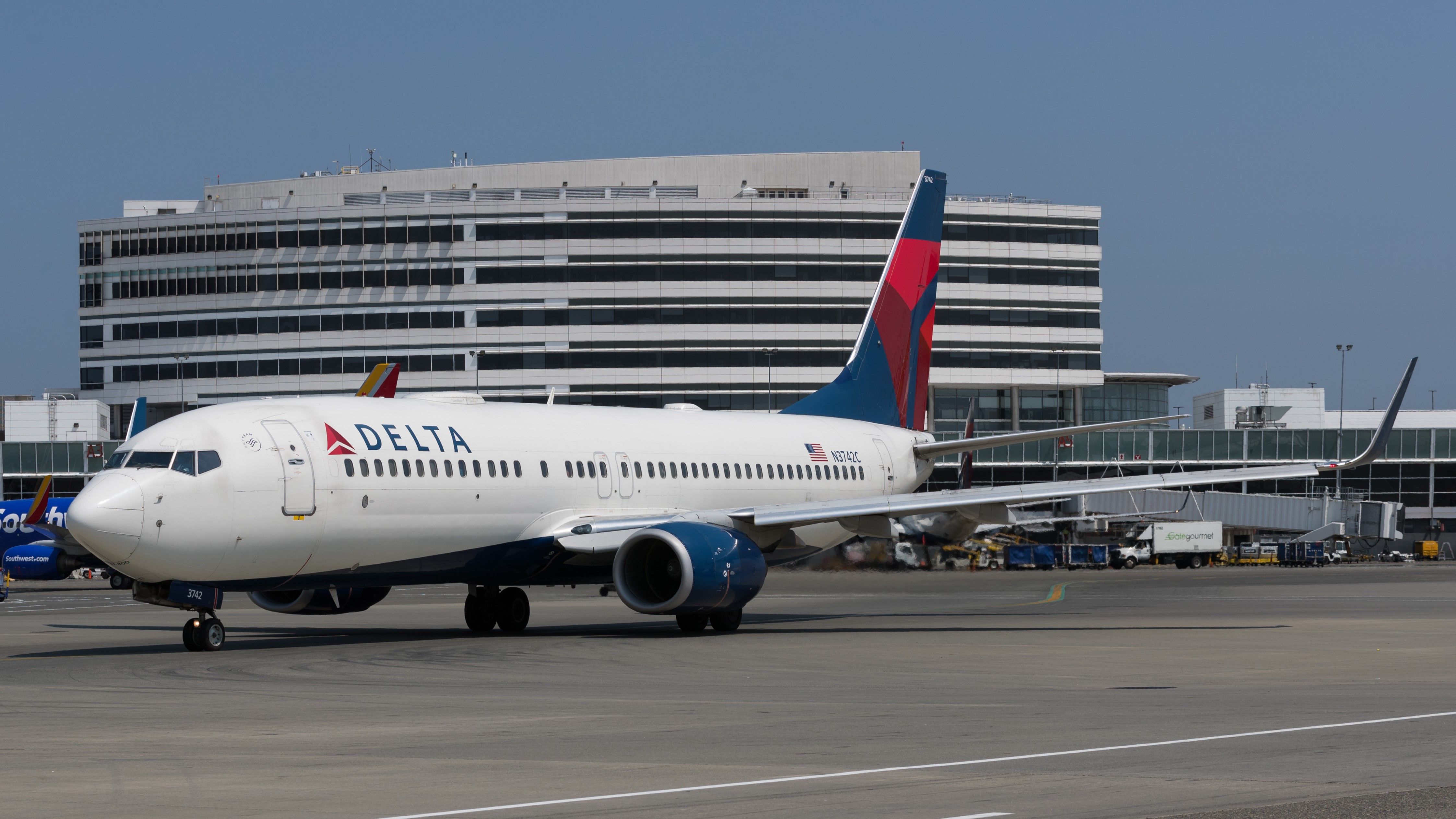A Delta Air Lines Boeing 737-900ER Taxiing In Seattle.