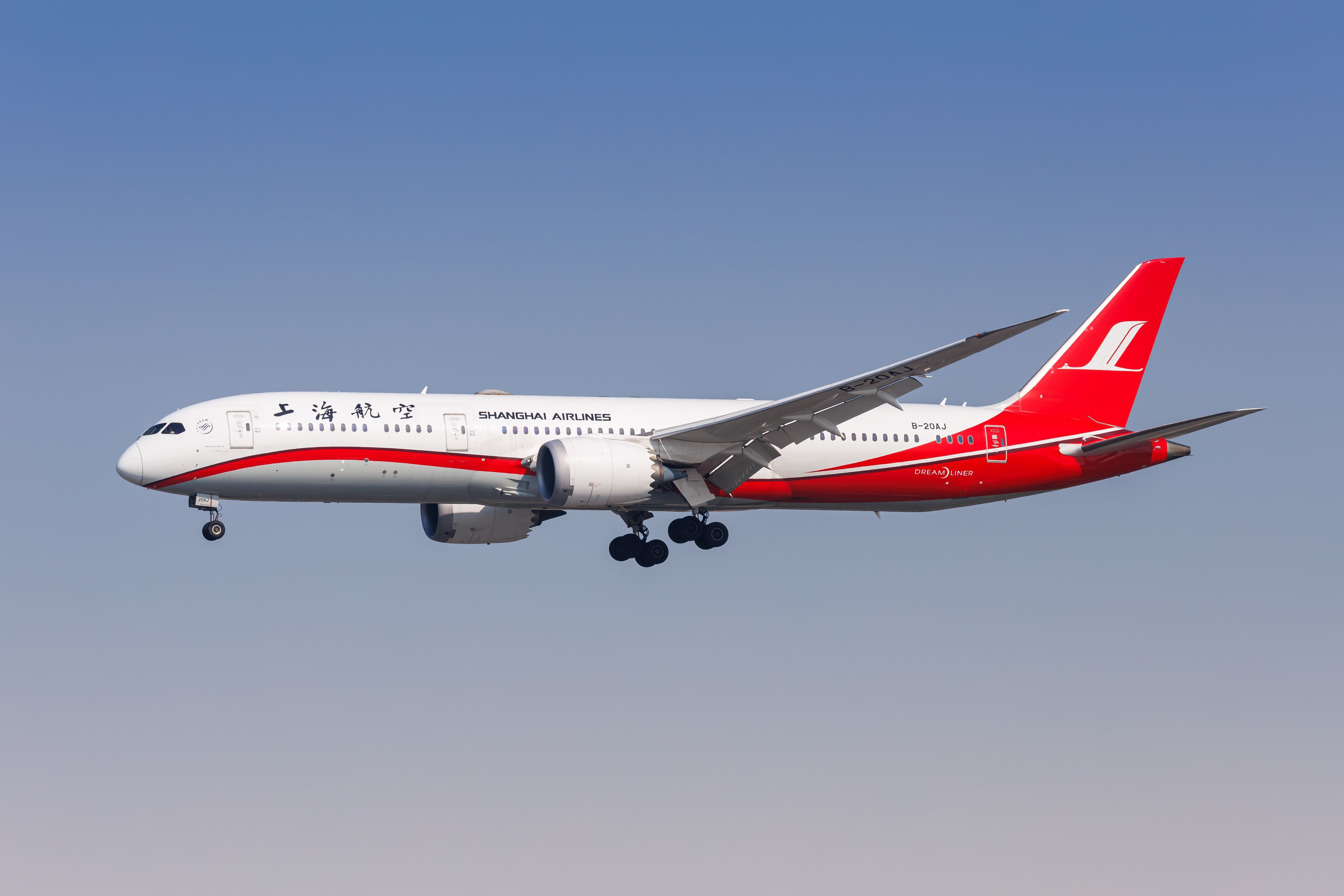 Shanghai Airlines Boeing 787-9 landing shutterstock_2453943941