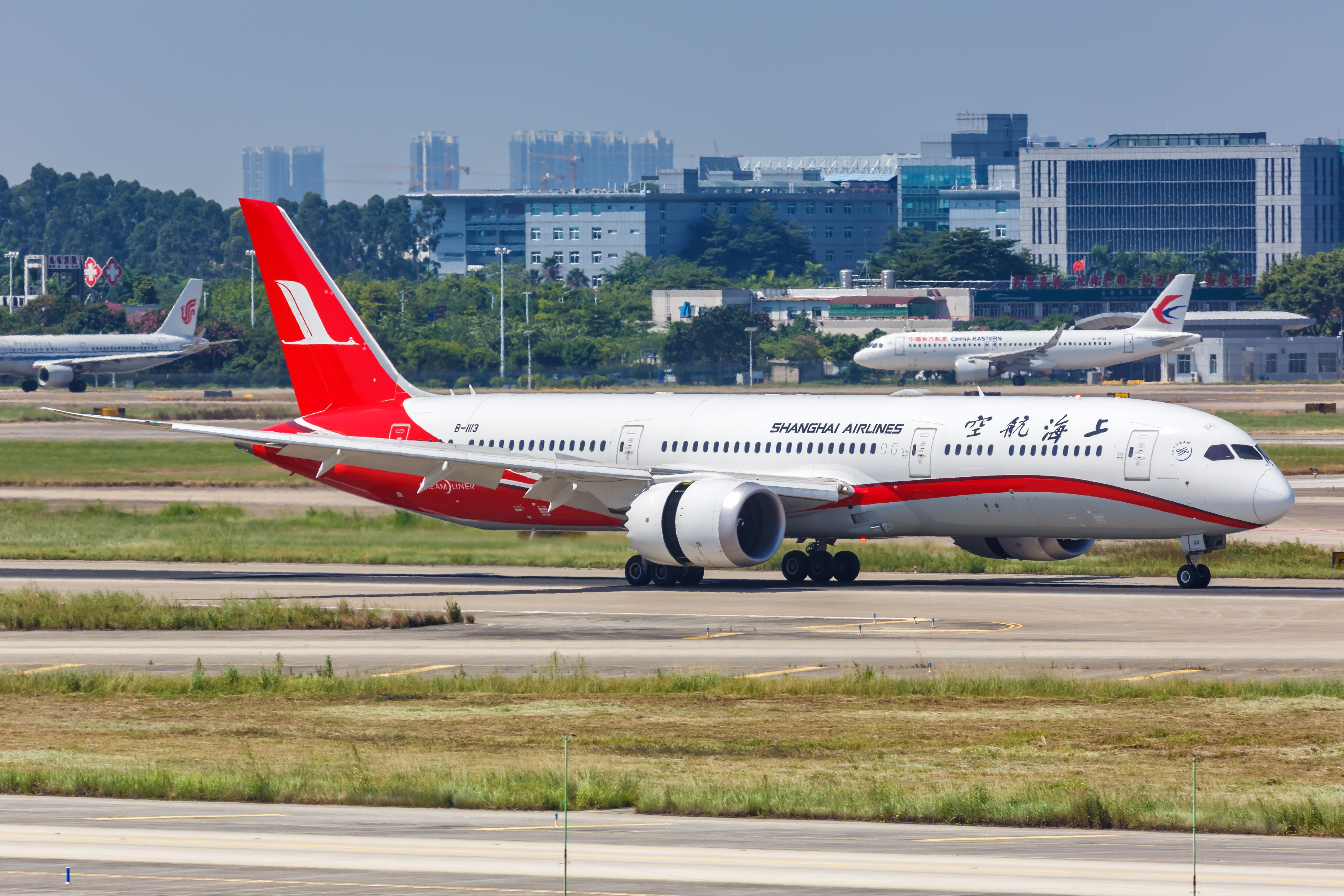 A Shanghai Airlines Boeing 787-9 