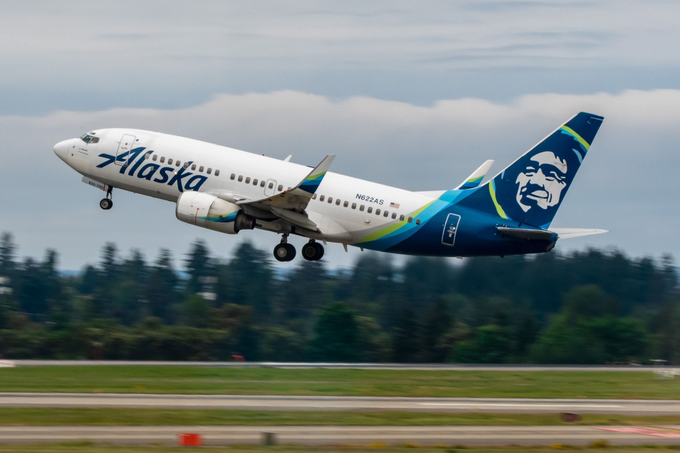 Alaska Airlines Boeing 737-790 (N622AS) taking off.