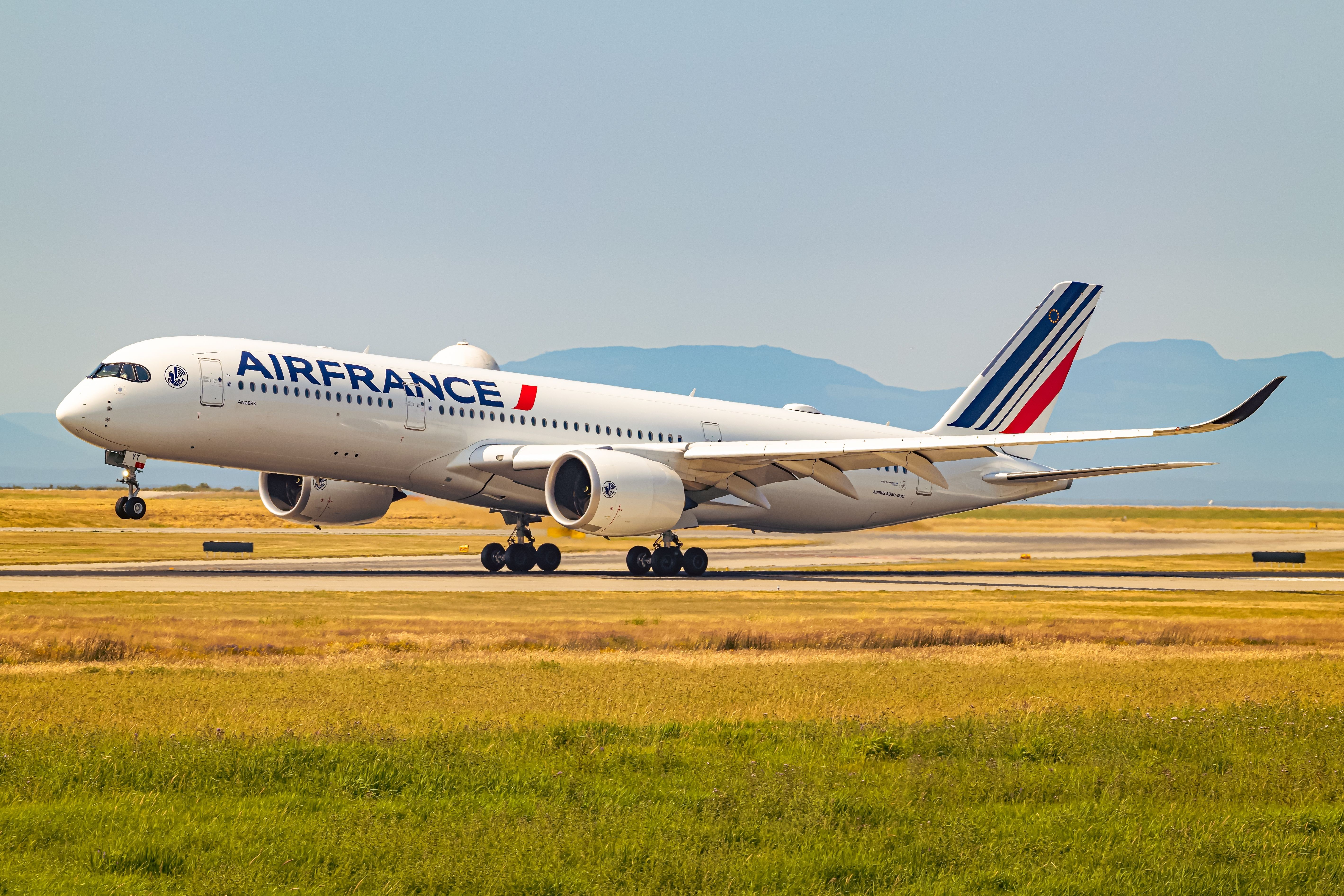Air France Airbus A350-900 landing at Vancouver International Airport YVR shutterstock_2335090923