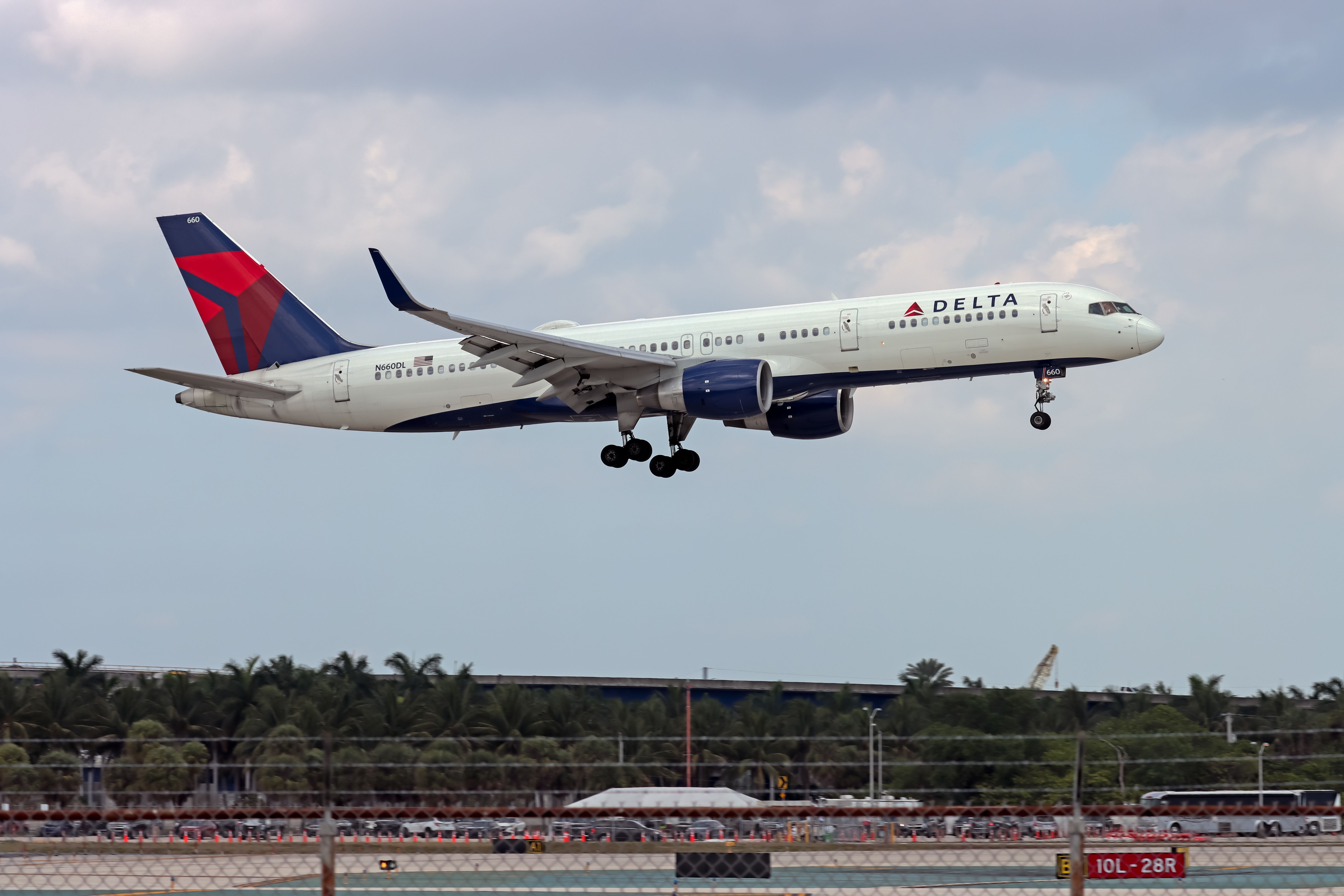Delta Air Lines Boeing 757-232 (N660DL) landing at Fort Lauderdale-Hollywood International Airport.