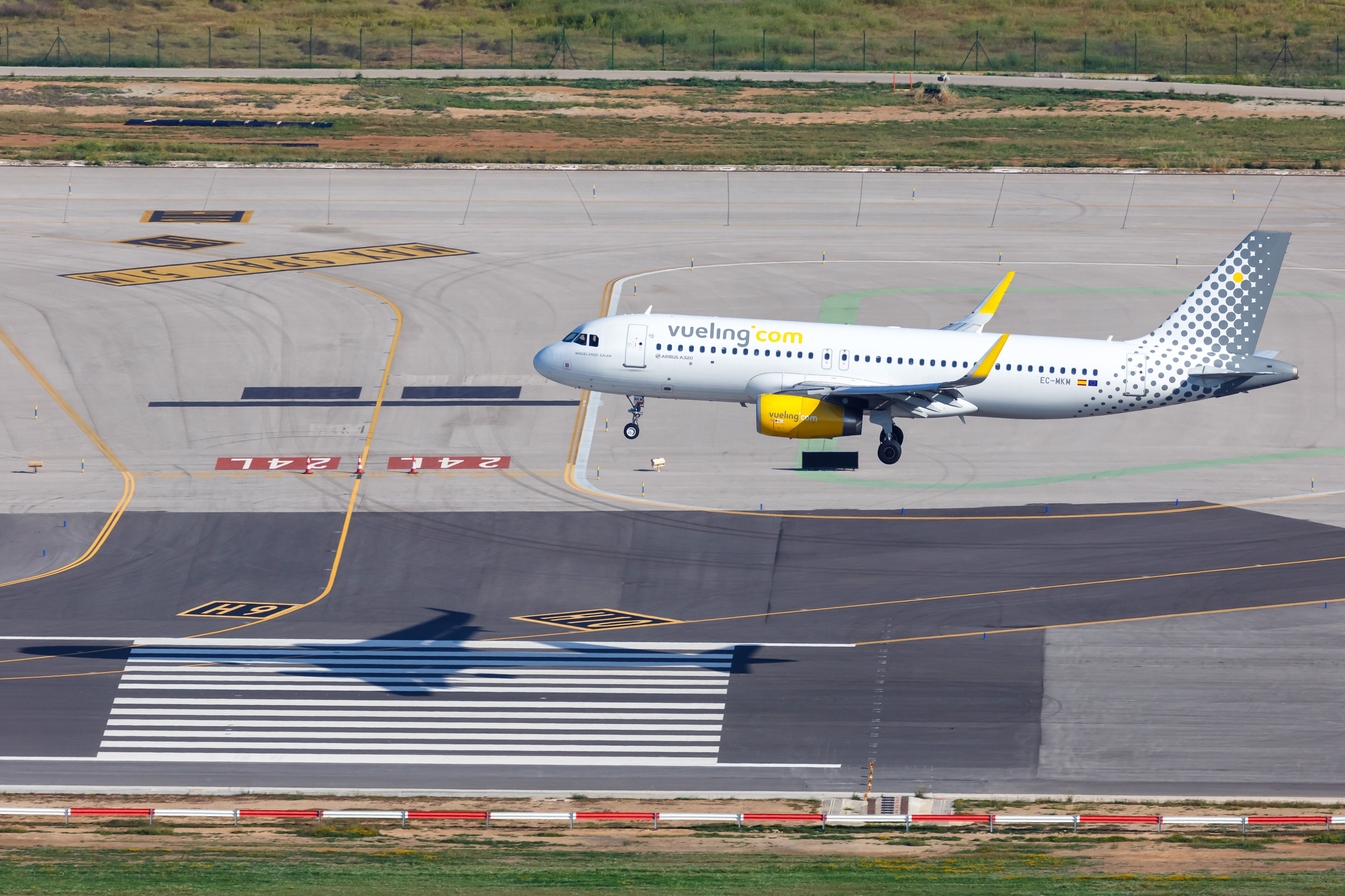 A Vueling Airbus A320 aircraft landing