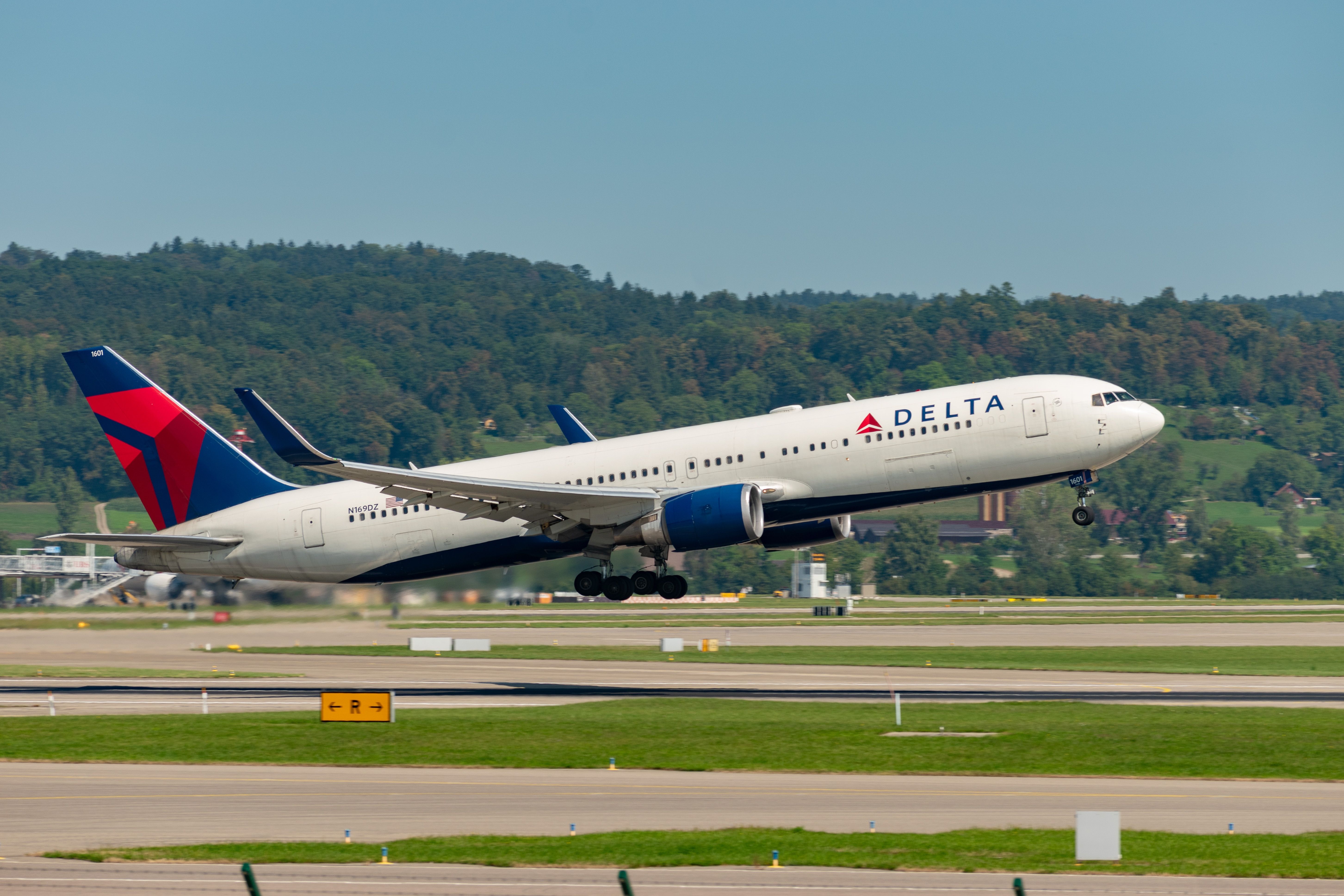 Delta Air Lines Boeing 767-332ER (N196DZ) taking off.