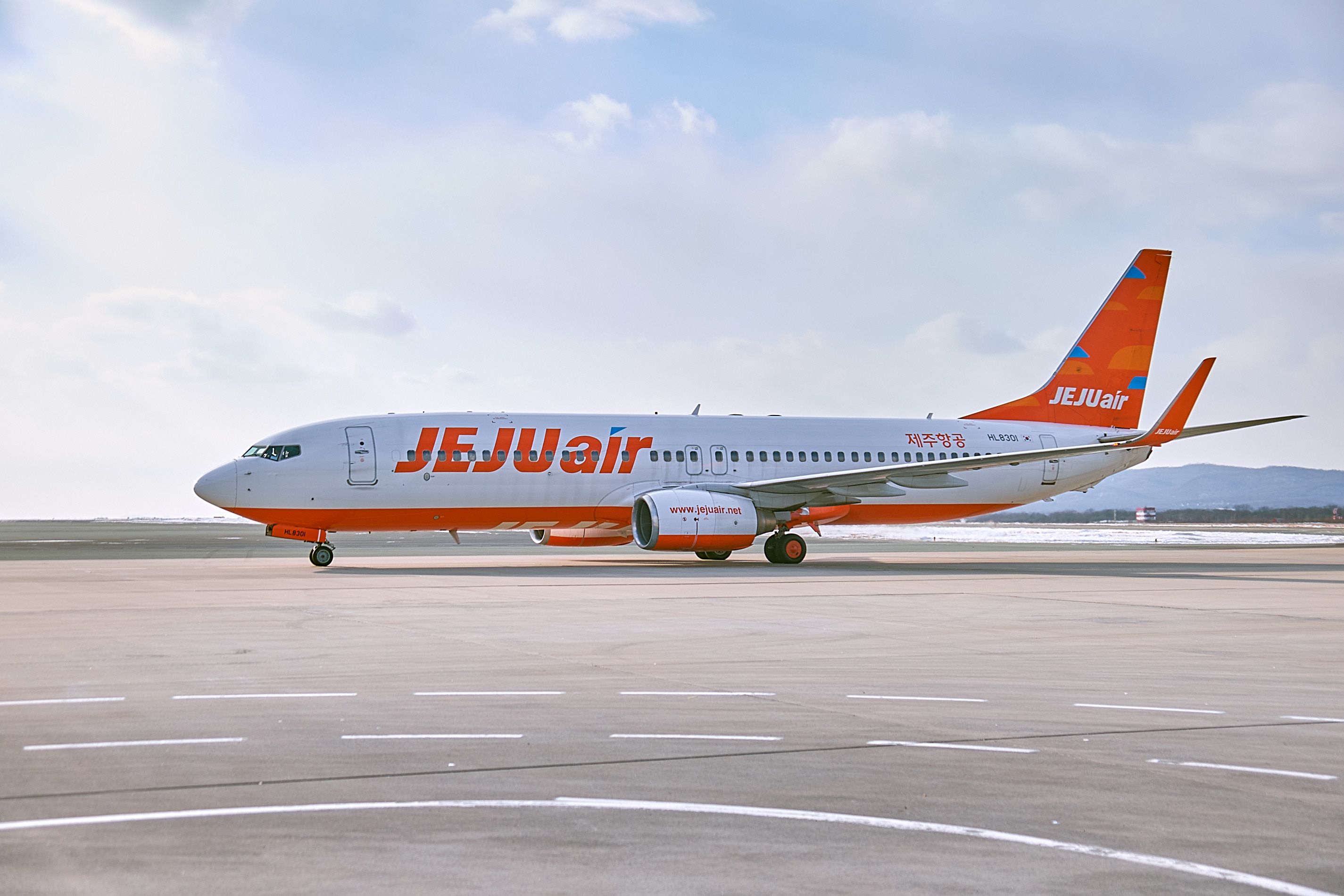Jeju Air Boeing 737-800 taxiing shutterstock_1648186462