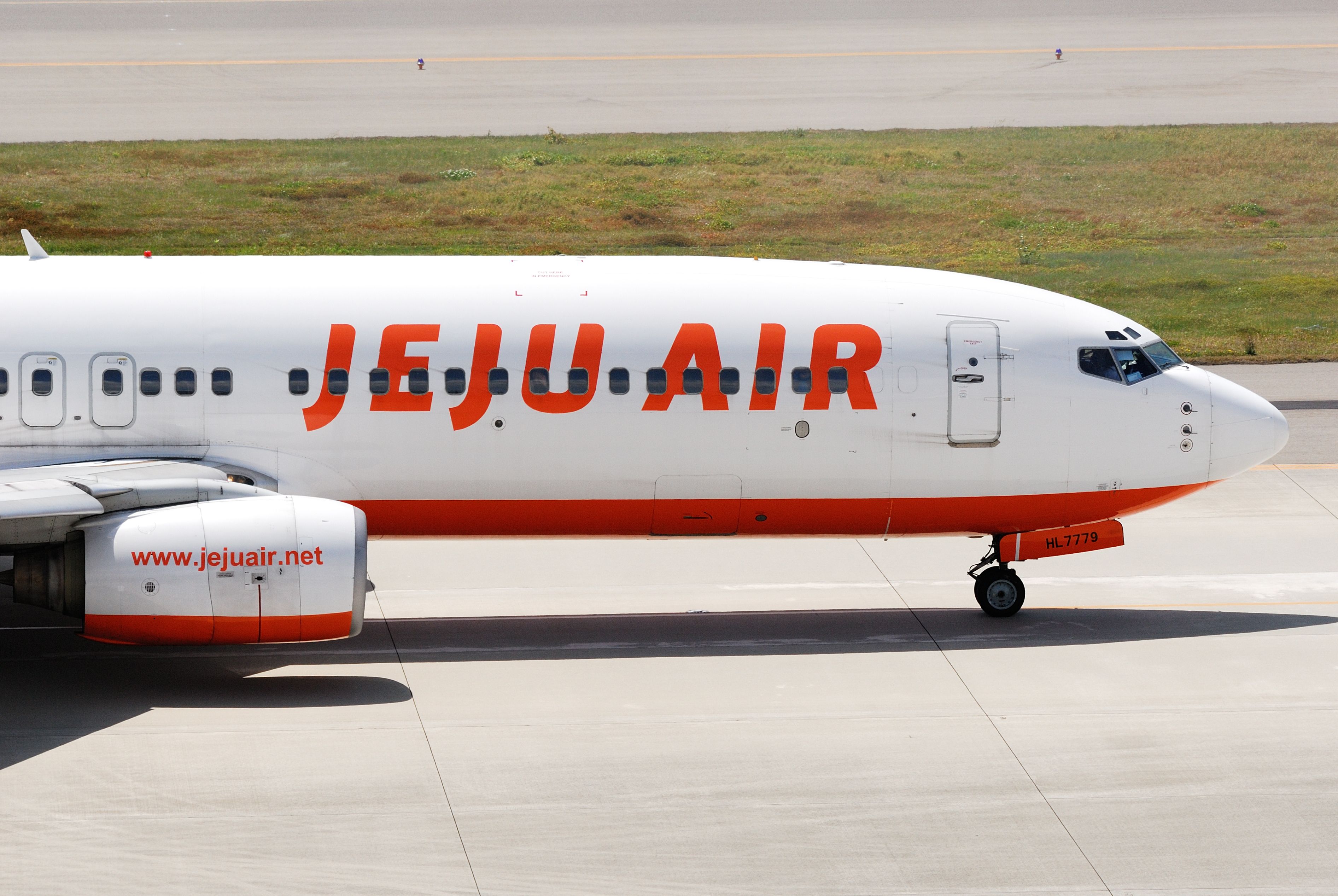 Jeju Air Boeing 737-800 taxiing shutterstock_1475326520