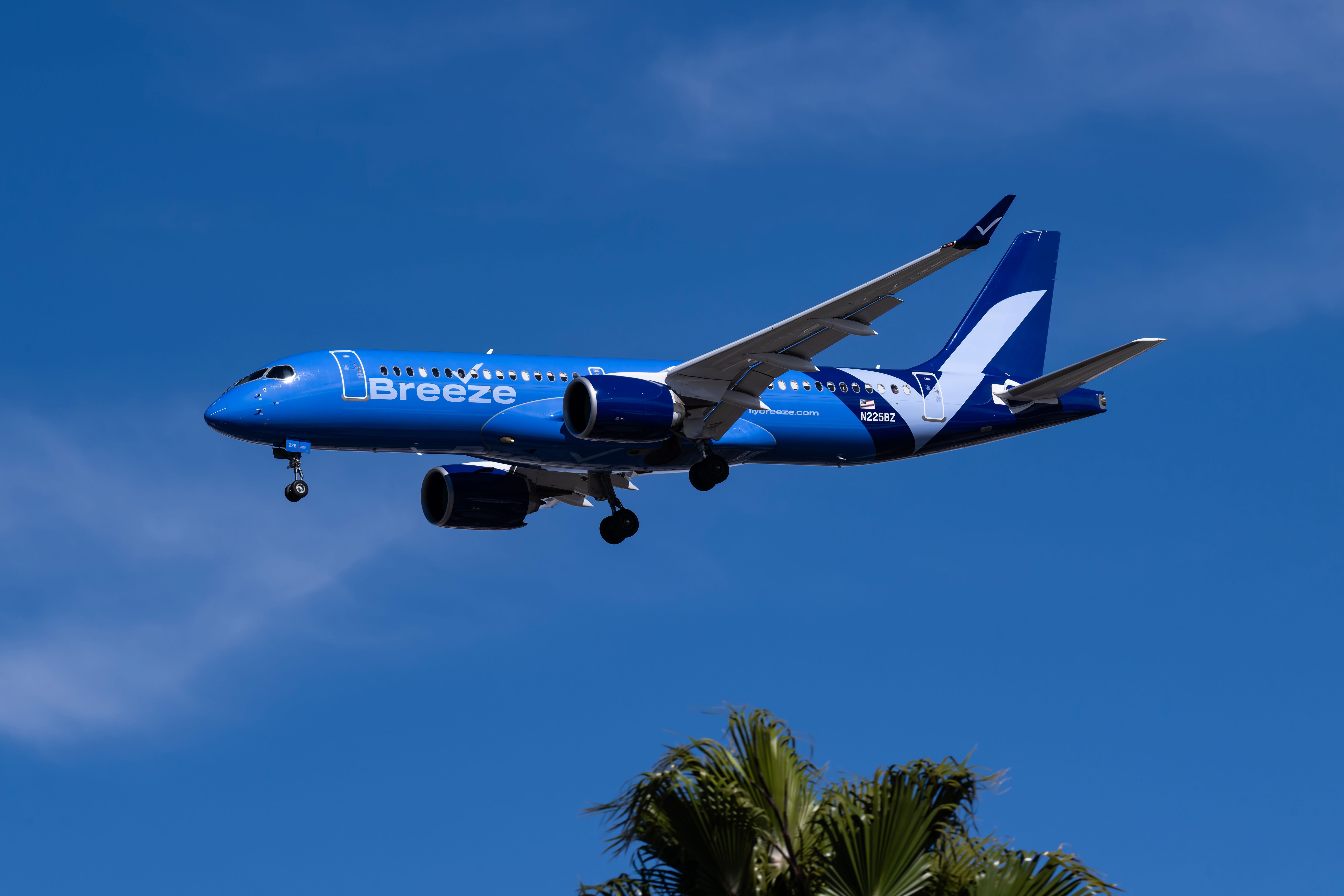 Breeze Airways Airbus A220-300 N225BZ 