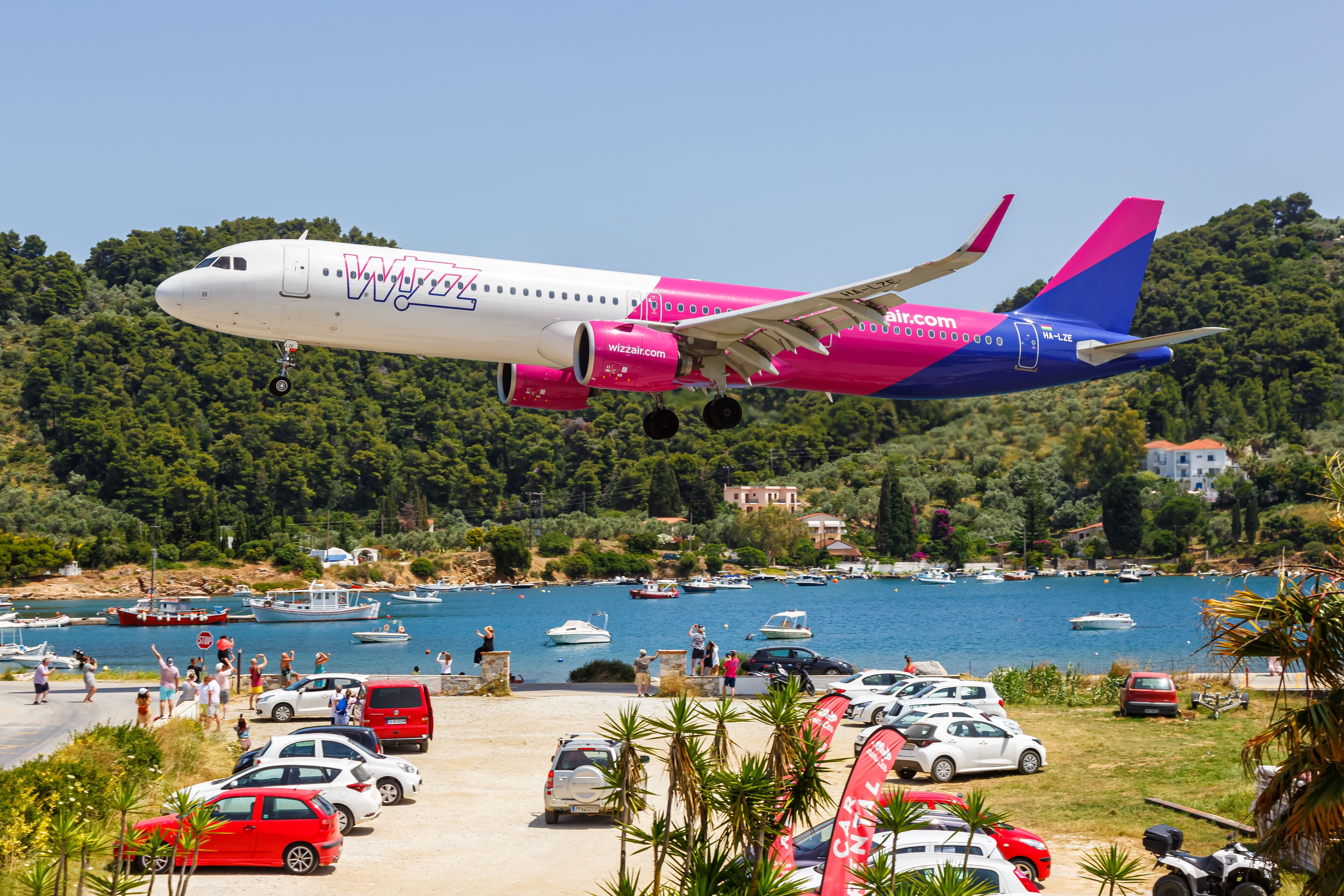 Airbus A321neo Wizz Air landing