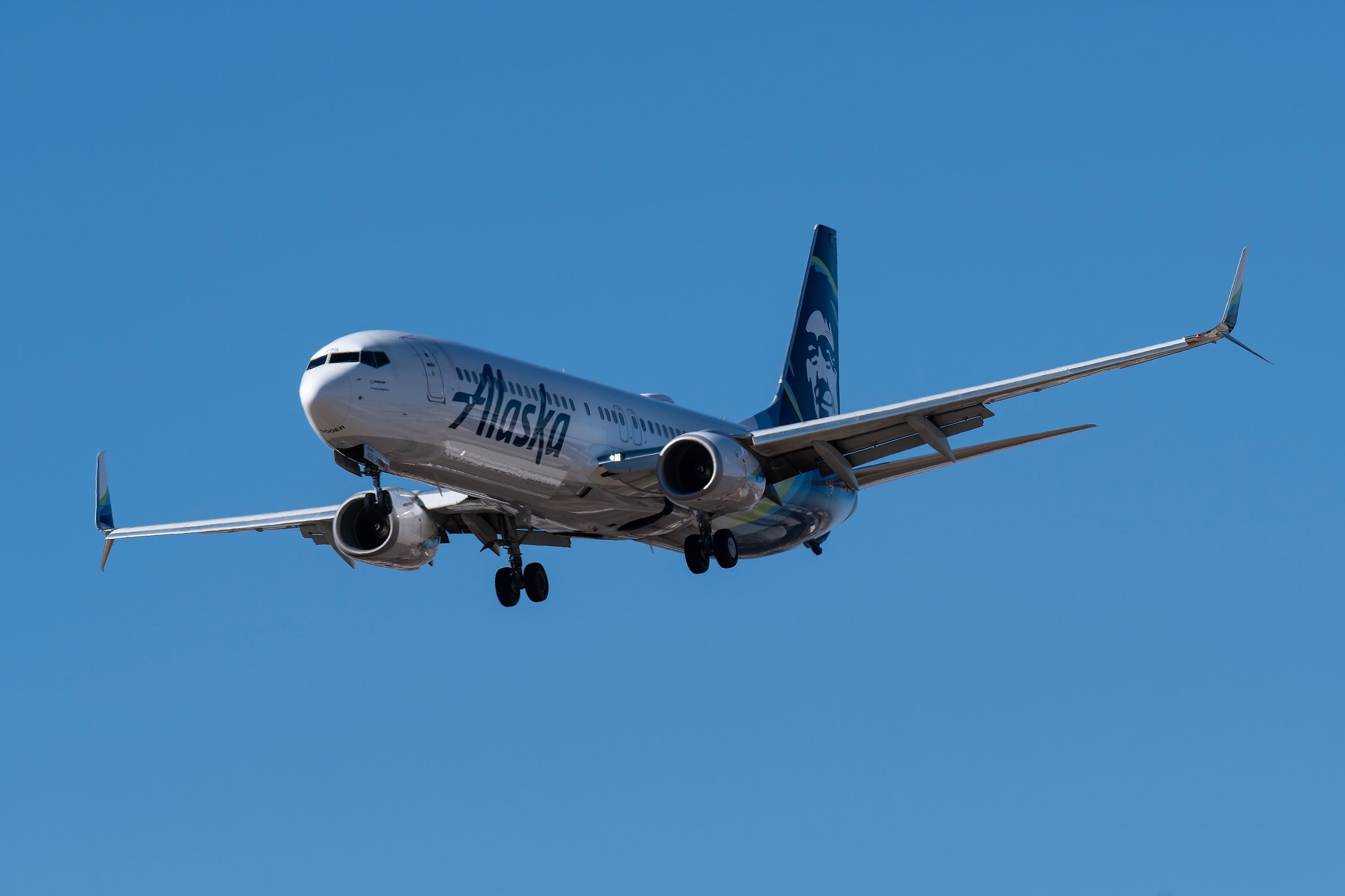 Dallas-Ft. Worth Airport 2-7-2021 Grapevine, TX USA Alaska Airlines Boeing 737-900ER N495AS on final for 17C at DFW International Airport
