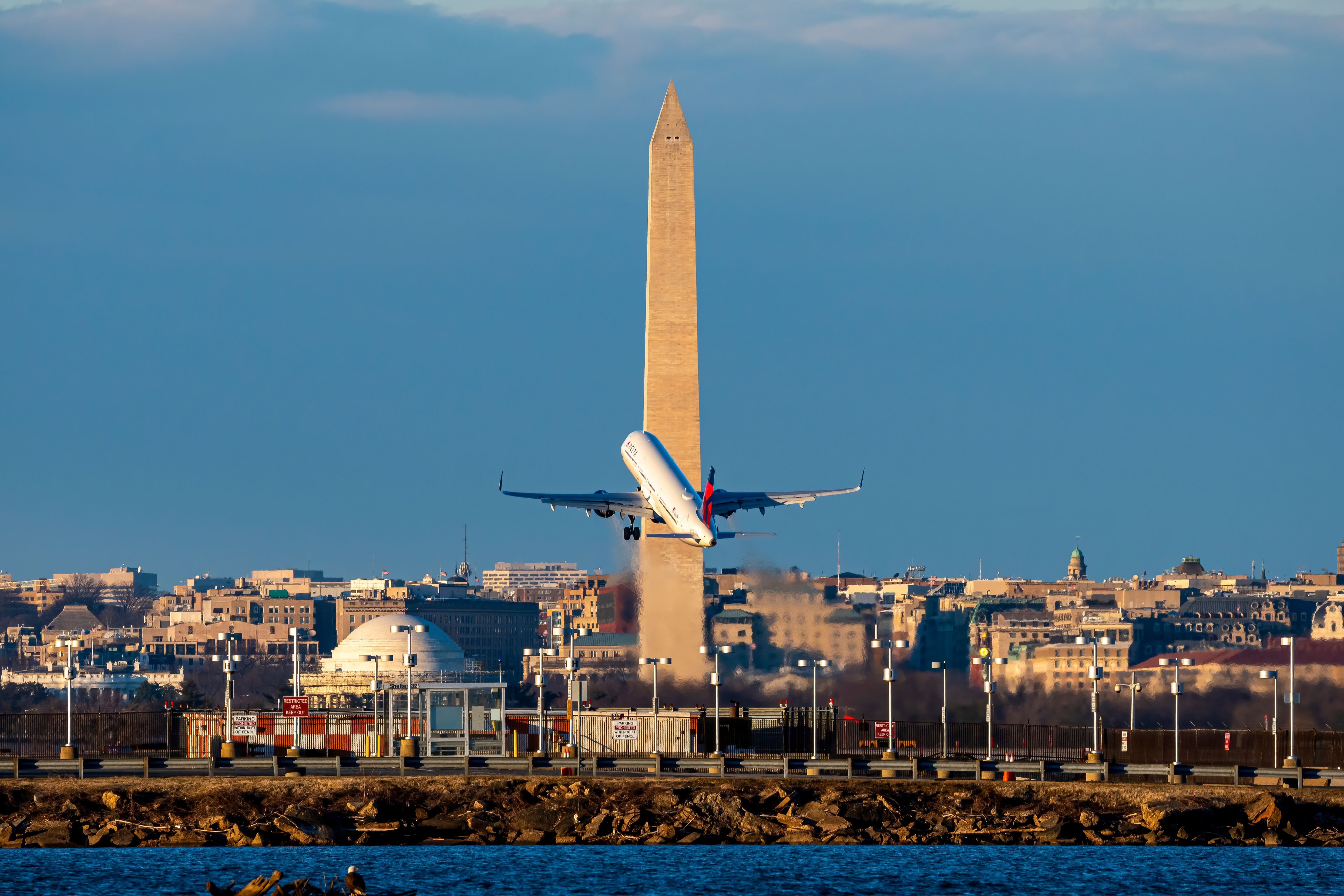 Delta Air Lines Airbus A321 with the Washington Monument in the background shutterstock_2038362812