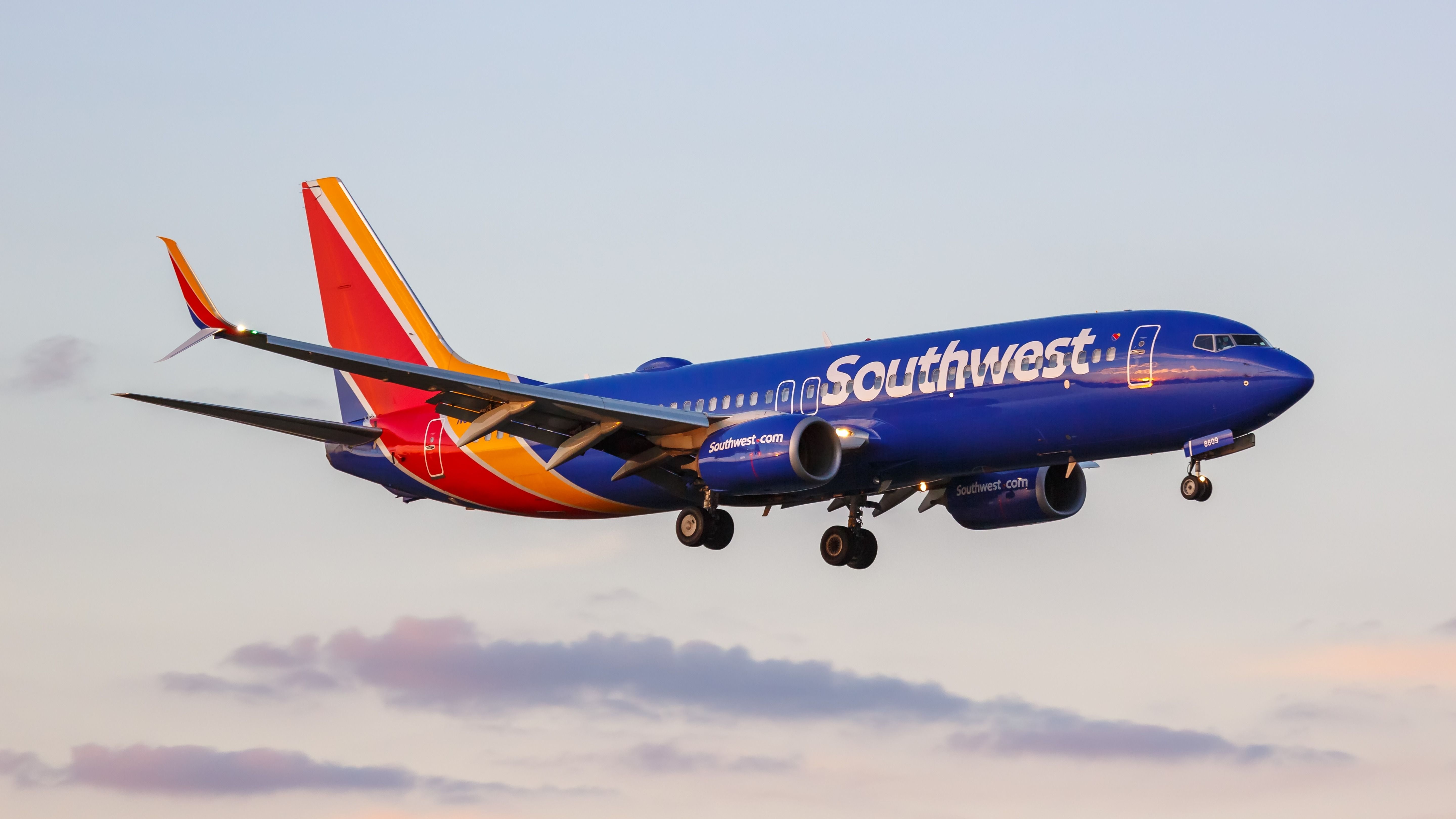 Southwest Airlines Boeing 737-800 landing at DAL shutterstock_2276269611