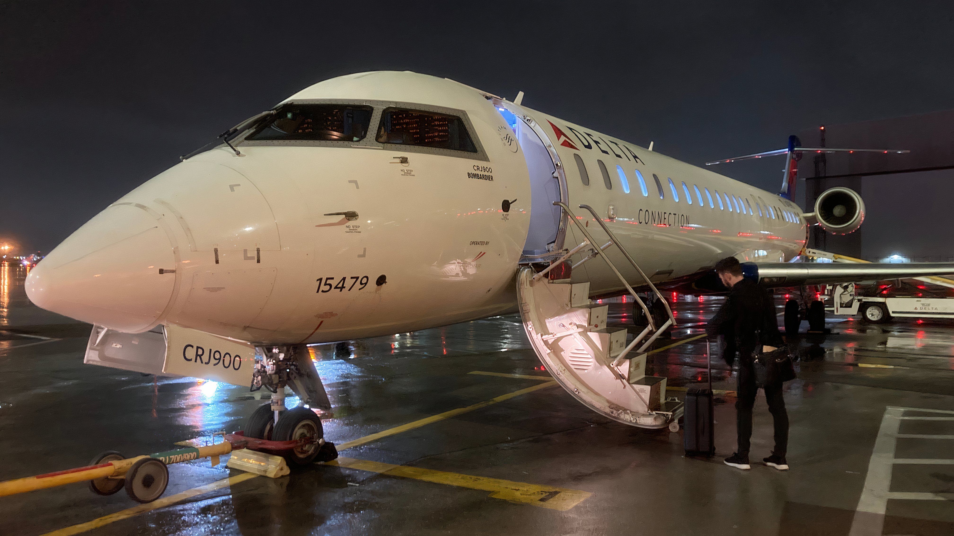 Delta Connection1 CRJ900 shutterstock_2405731605