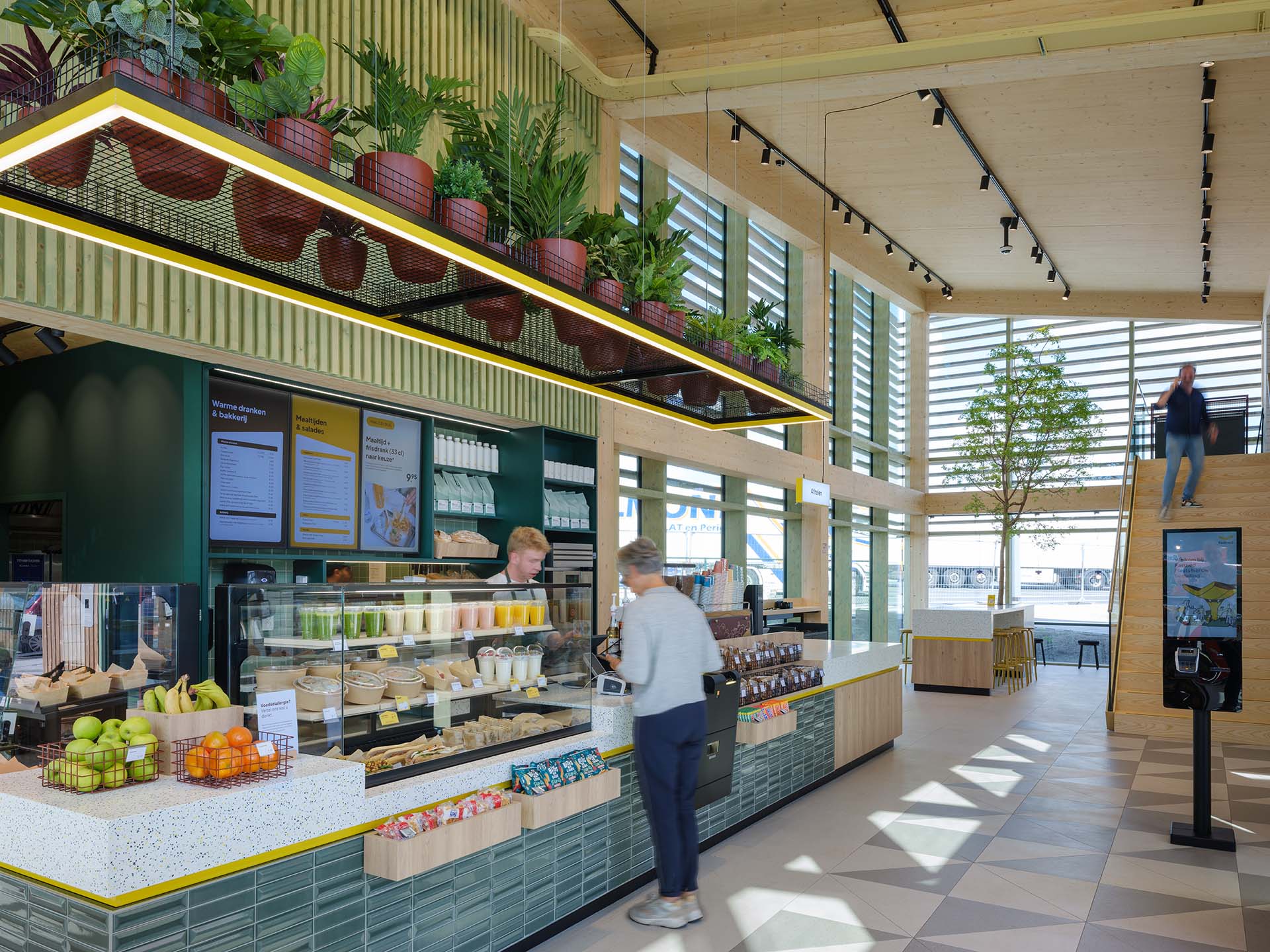Fast food counter open from 7:00h to 21:00h