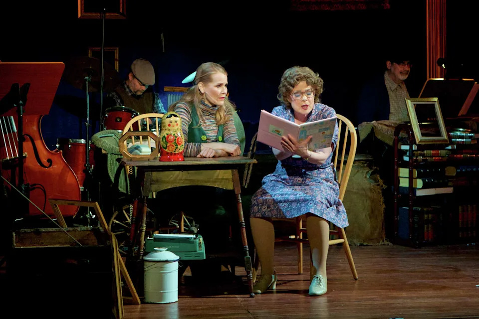 Julia Wade as Red Martin, left, and Susan Gundunas as Bubbie in "The People in the Picture" at 3Below Theaters and Lounge. (Kersh Branz Photography/3Below Theaters and Lounge)