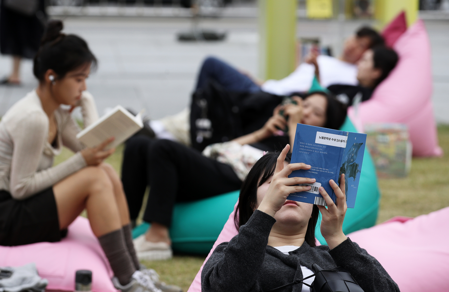 People read at an outdoor library set up by the Seoul Metropolitan Government at Gwanghwamun Square in Jongno District, central Seoul, on Oct. 13, 2024. [NEWS1]