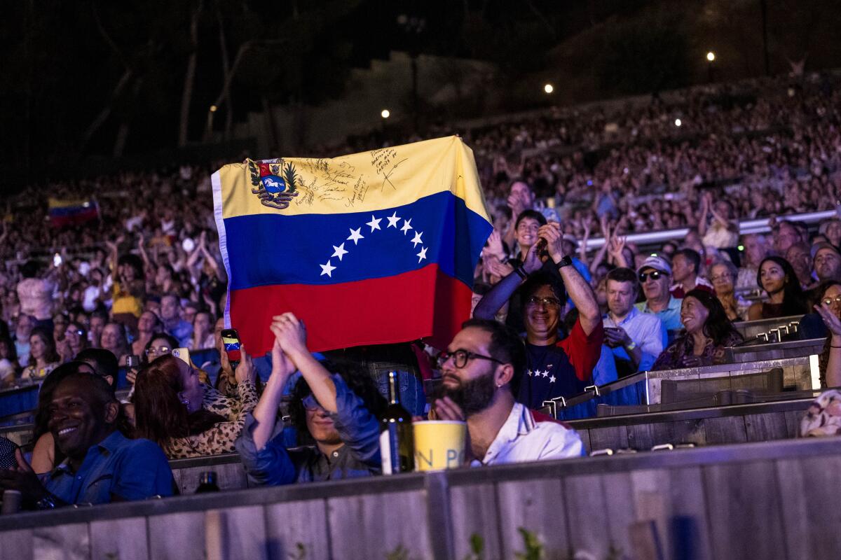 Los seguidores de Gustavo Dudamel ondearon 