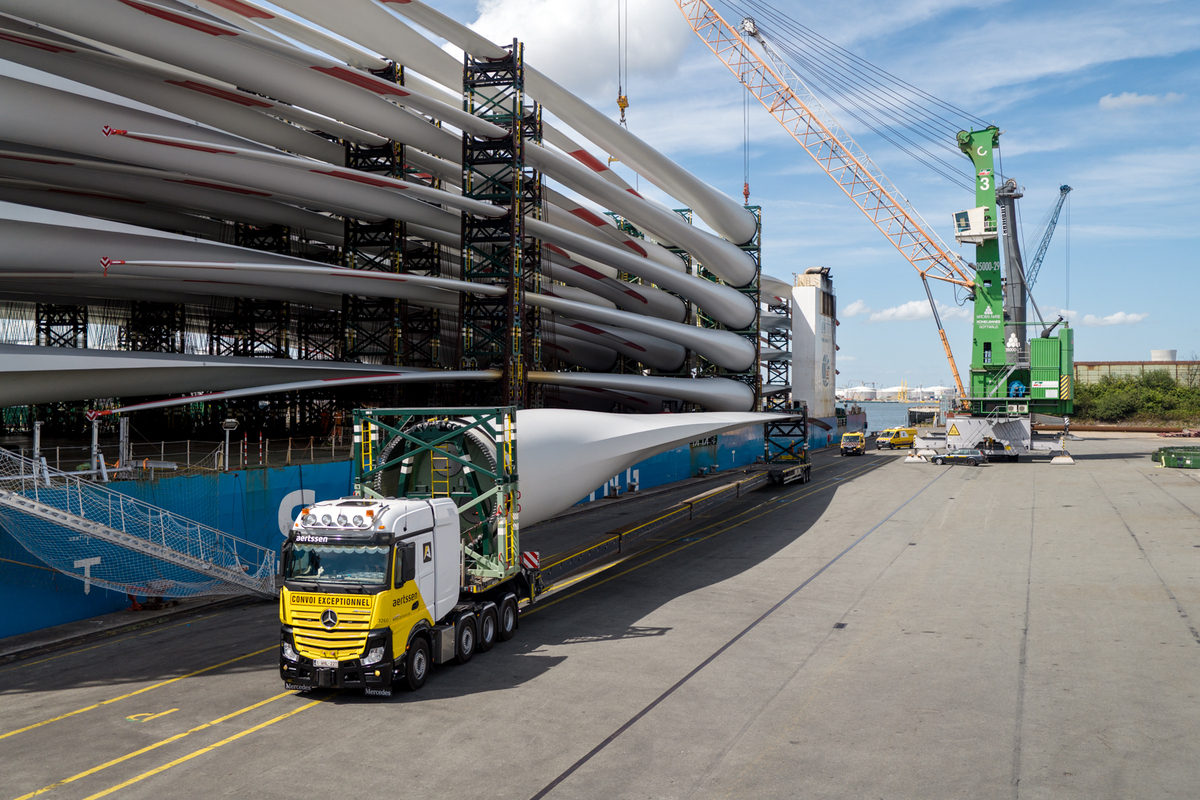 deugro Commissions New Port Setup for WTG Component Handling and Storage, Welcoming First Rotor Blade Shipment from China 5 deugro Commissions New Port Setup for WTG Component Handling and Storage, Welcoming First Rotor Blade Shipment from China vessel discharge at the new port setup 1 deugro Commissions New Port Setup for WTG Component Handling and Storage, Welcoming First Rotor Blade Shipment from China