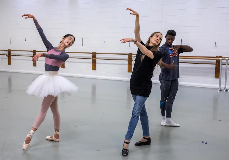 EunWon Lee rehearses with Artistic Director Julie Kent and fellow dancer Mack in 2017. - (Evelyn Hockstein/For The Washington Post)