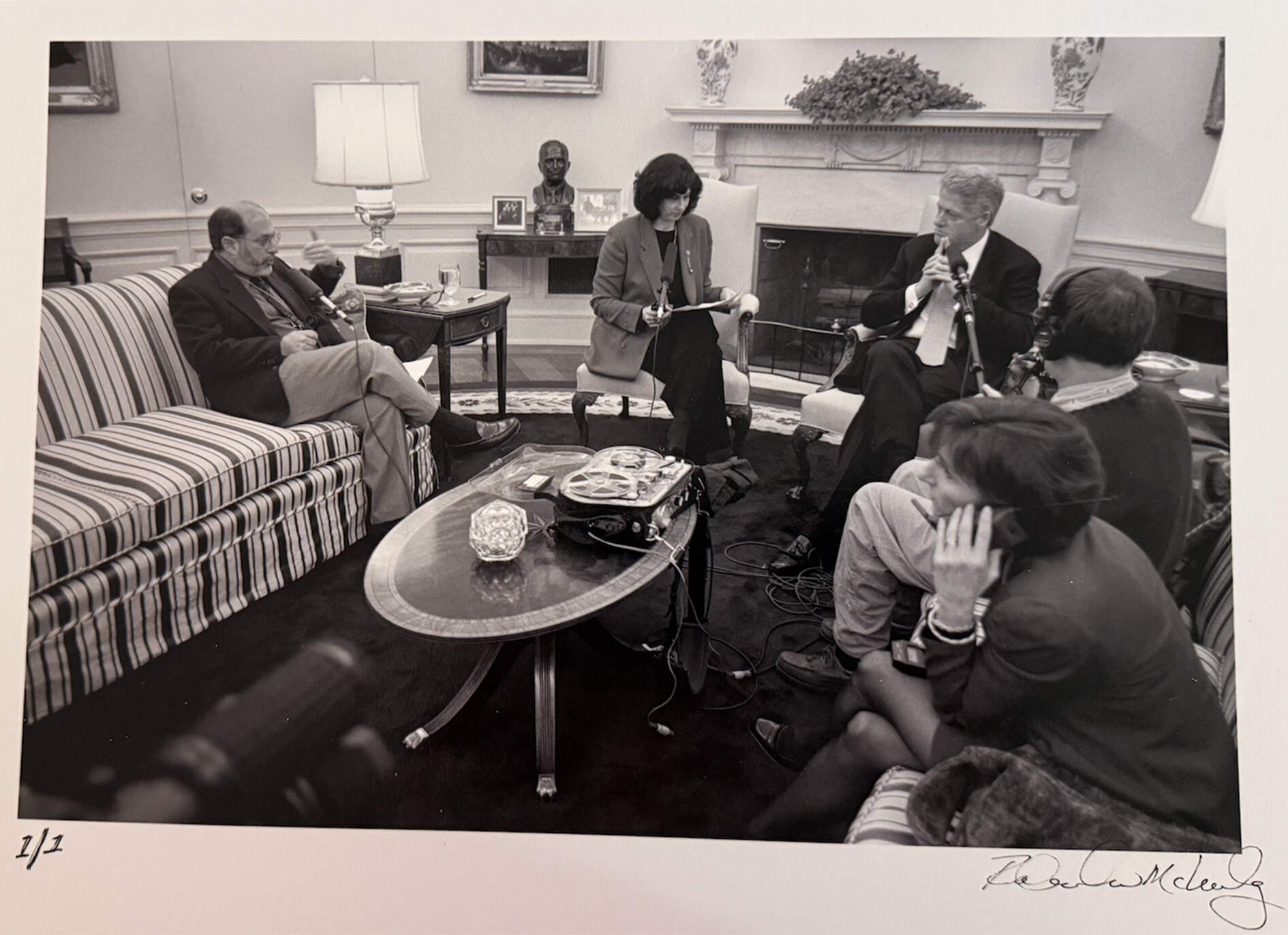 A Jan. 21, 1998, photograph taken by former White House photographer Robert McNeely on the day the Monica Lewinsky story broke. Clockwise from left, NPR’s Robert Siegel, Mara Liasson, Michael Cullen and Margaret Low interview then-President Bill Clinton live inside the Oval Office. Low keeps a framed copy in her office. (Courtesy WBUR)